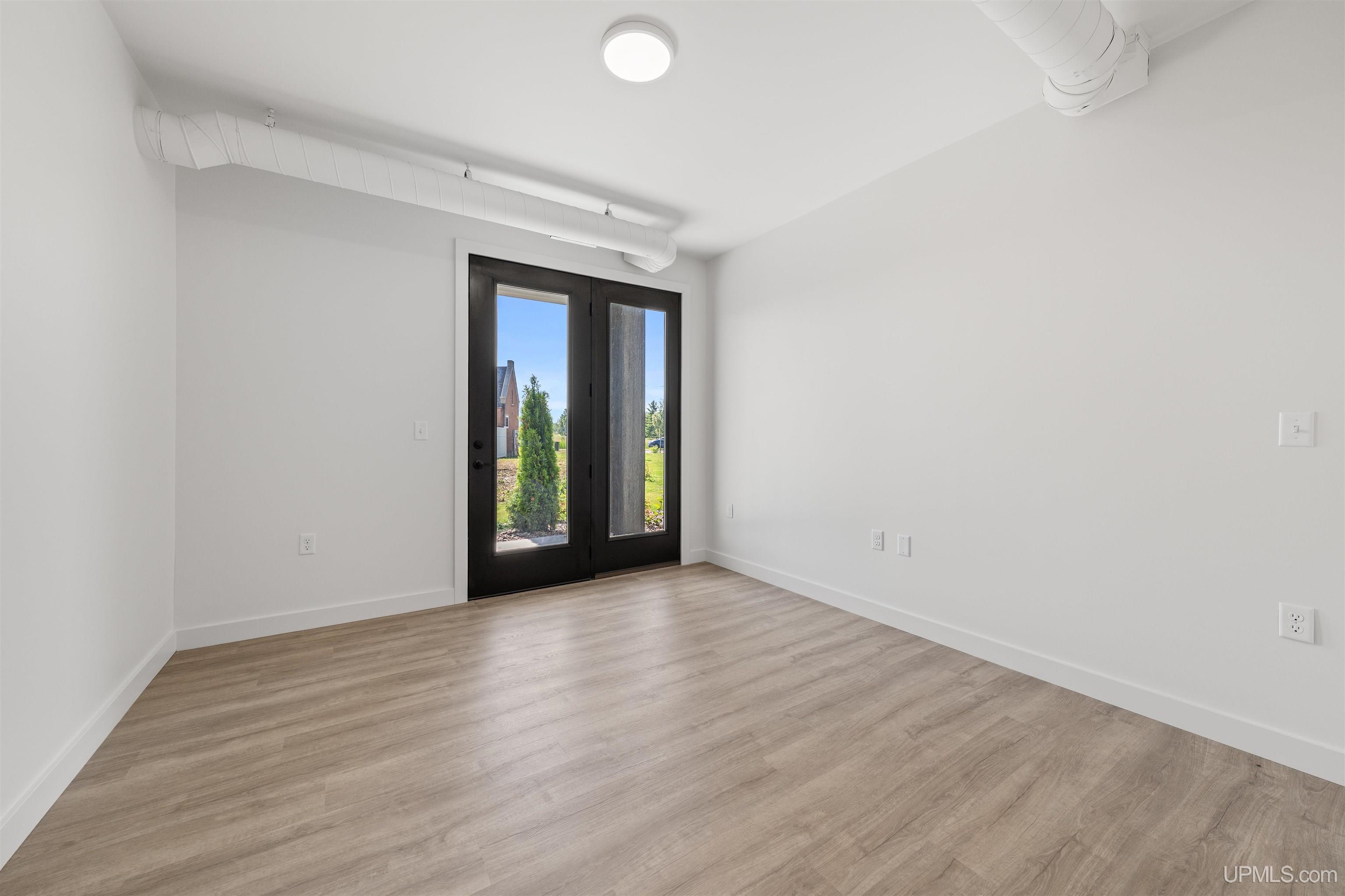 (unit 5) - 2401 N Lakeshore Boulevard Property Photo 27