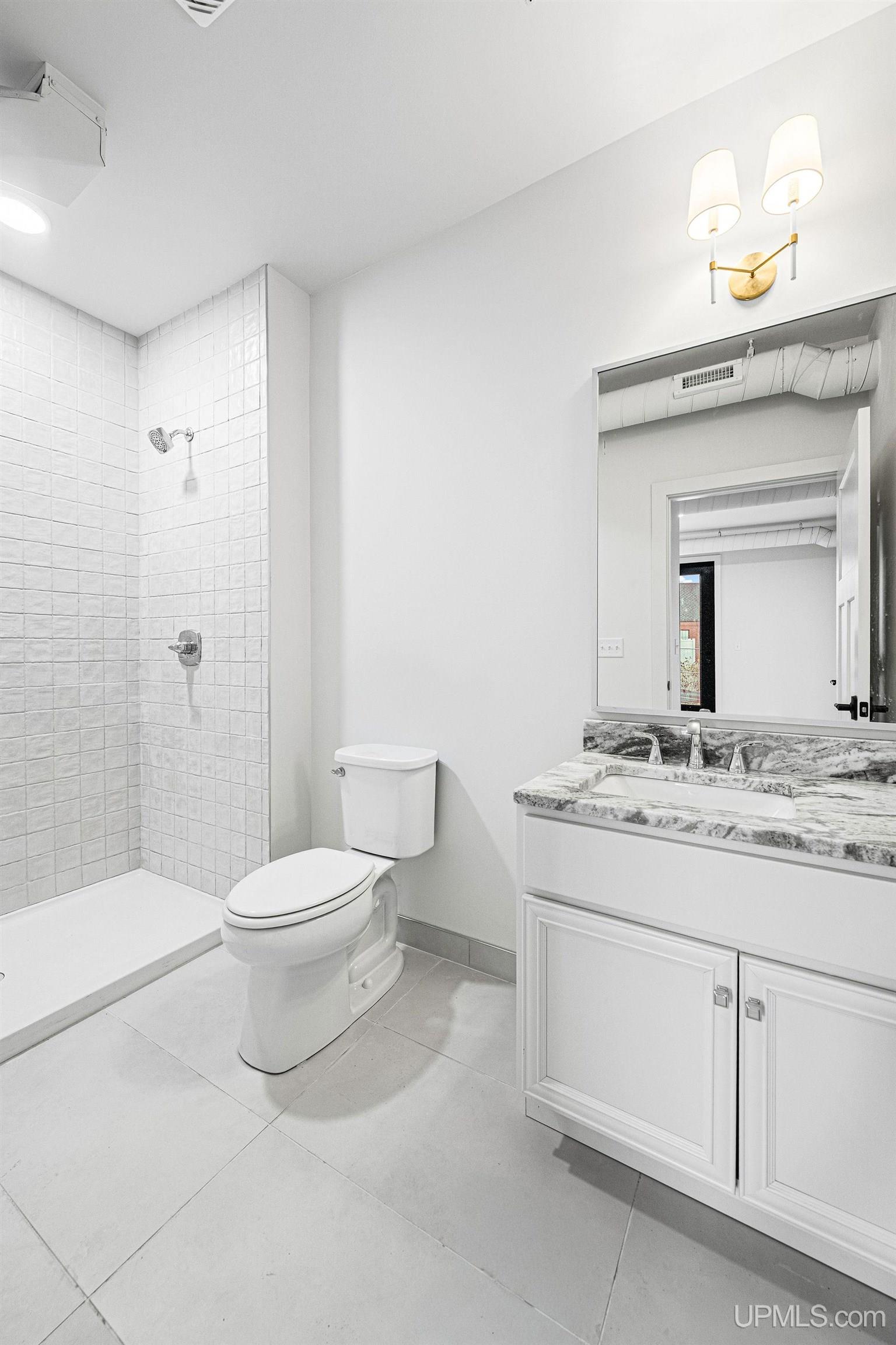 (unit 5) - 2401 N Lakeshore Boulevard Property Photo 28