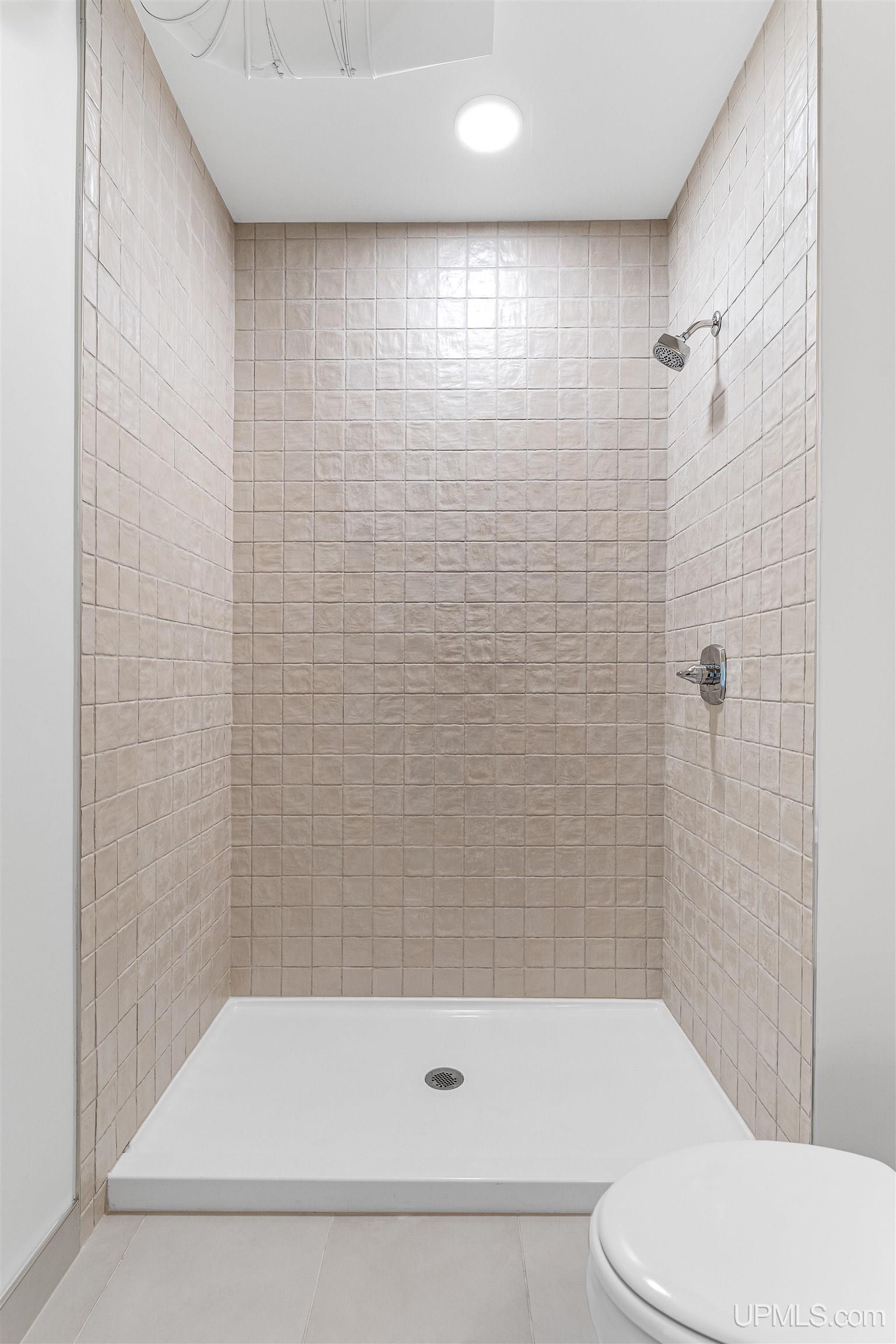 (unit 5) - 2401 N Lakeshore Boulevard Property Photo 30