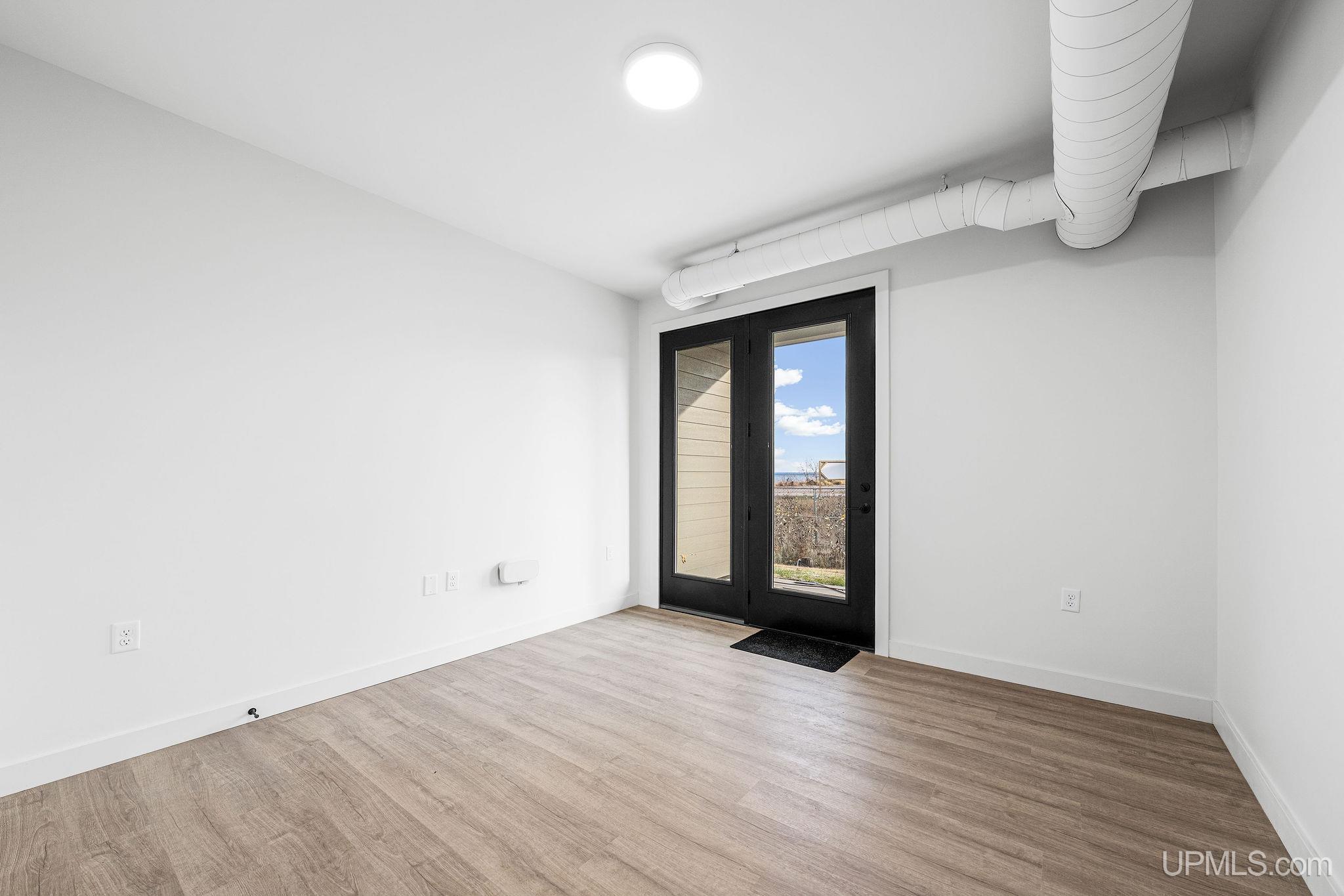 (unit 5) - 2401 N Lakeshore Boulevard Property Photo 31