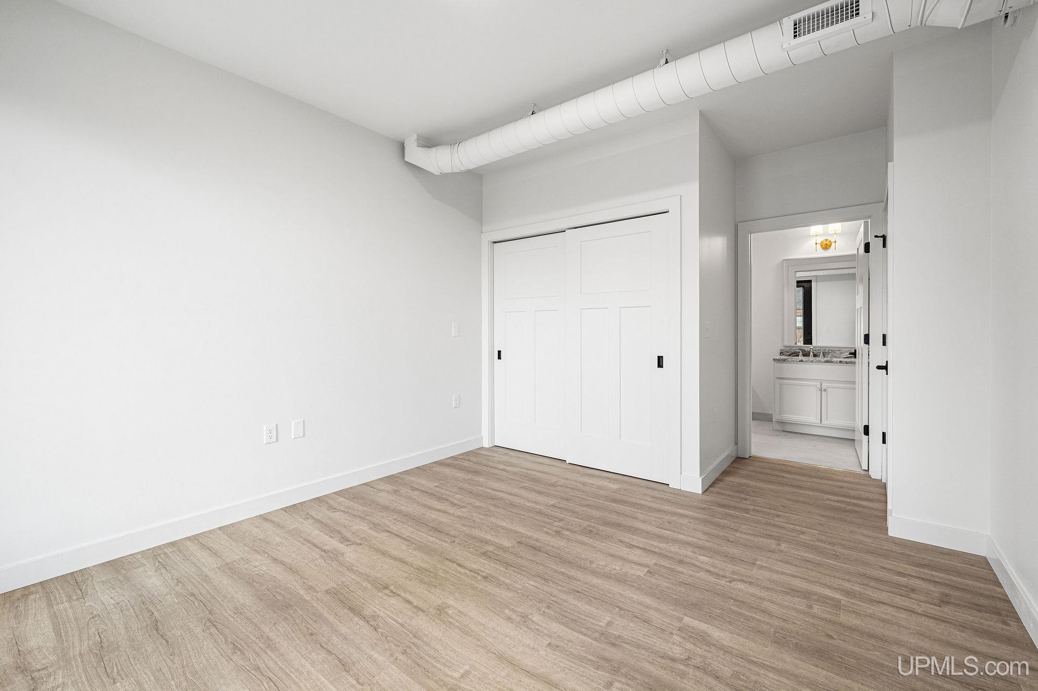(unit 5) - 2401 N Lakeshore Boulevard Property Photo 33