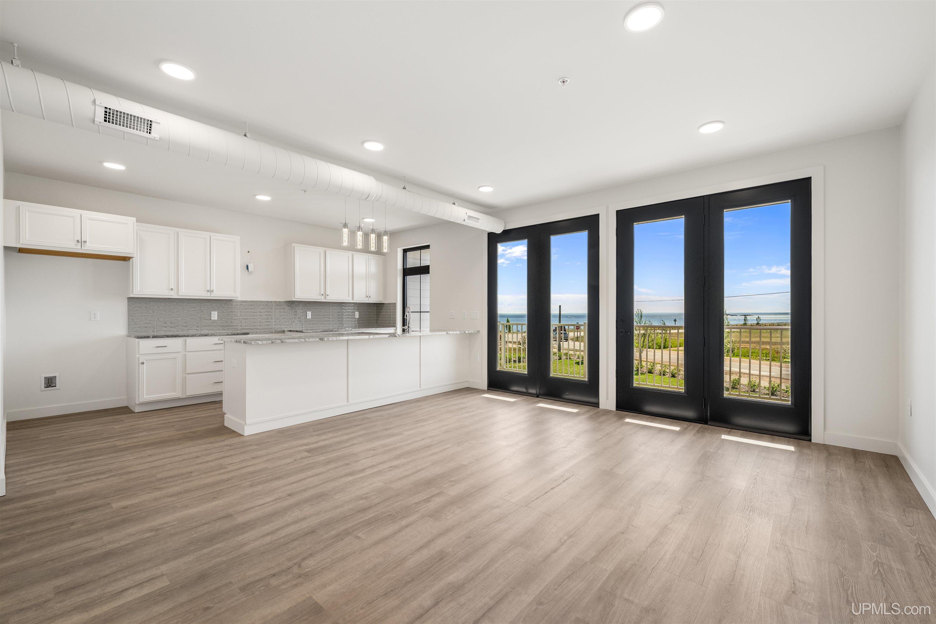 (unit 16) -2401 N Lakeshore Boulevard Property Photo 4