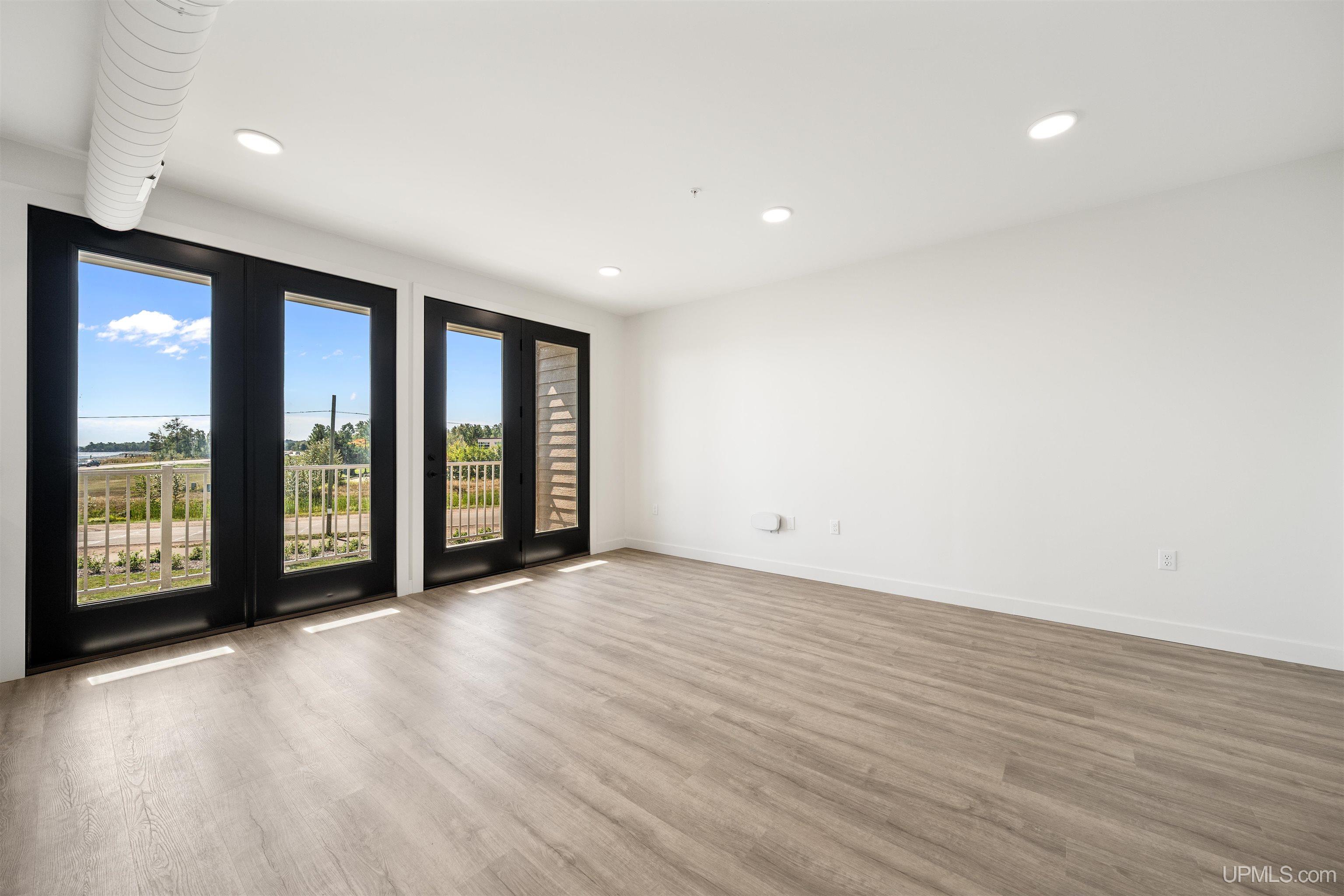 (unit 16) -2401 N Lakeshore Boulevard Property Photo 6