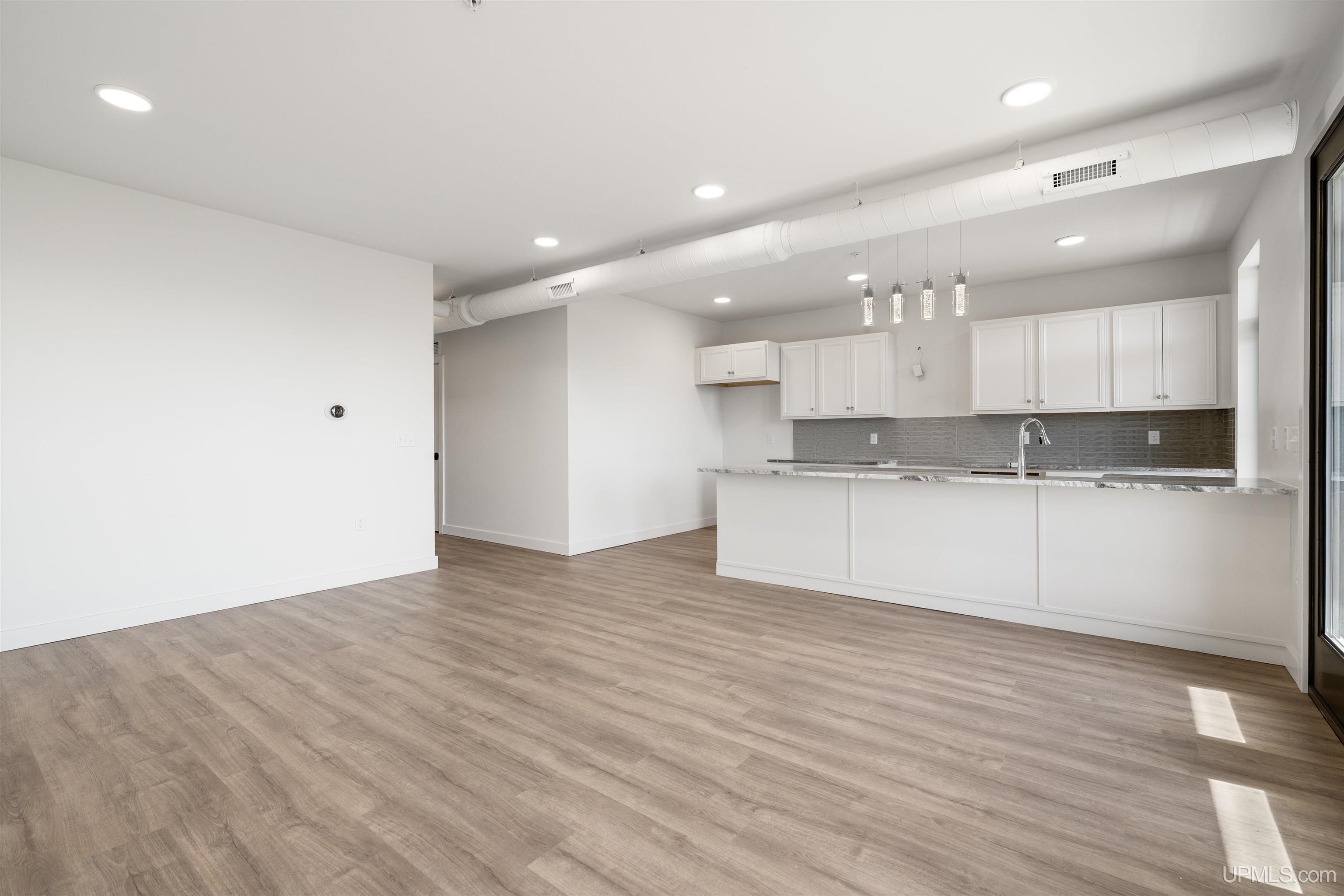(unit 16) -2401 N Lakeshore Boulevard Property Photo 7