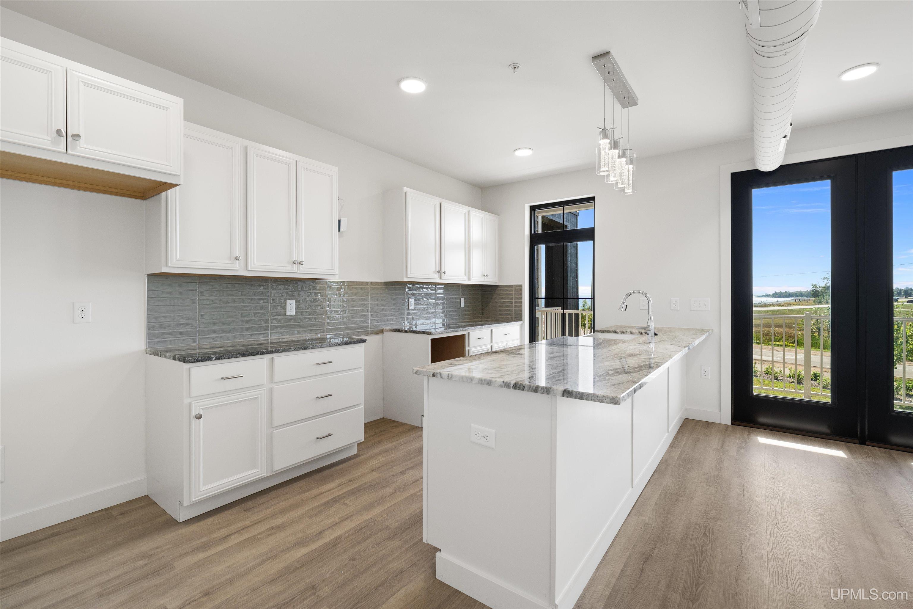 (unit 16) -2401 N Lakeshore Boulevard Property Photo 8