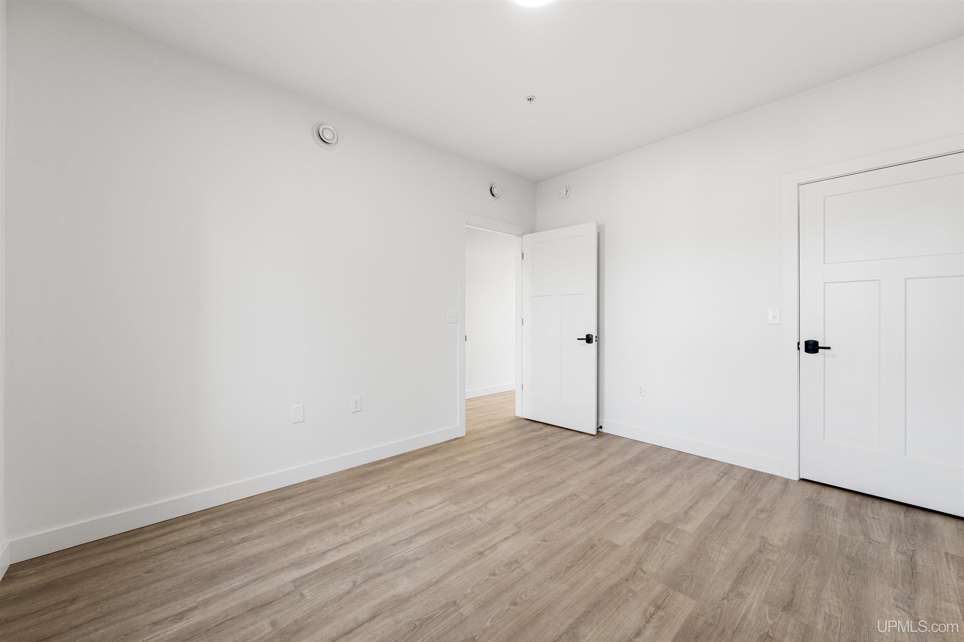 (unit 16) -2401 N Lakeshore Boulevard Property Photo 20