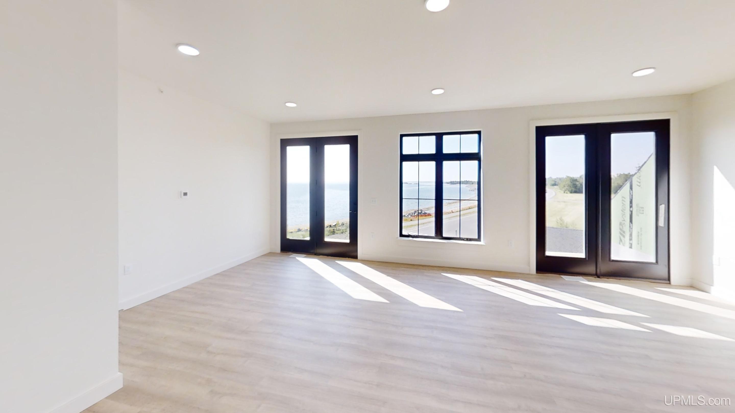 (unit 17) -2401 N Lakeshore Boulevard Property Photo 3