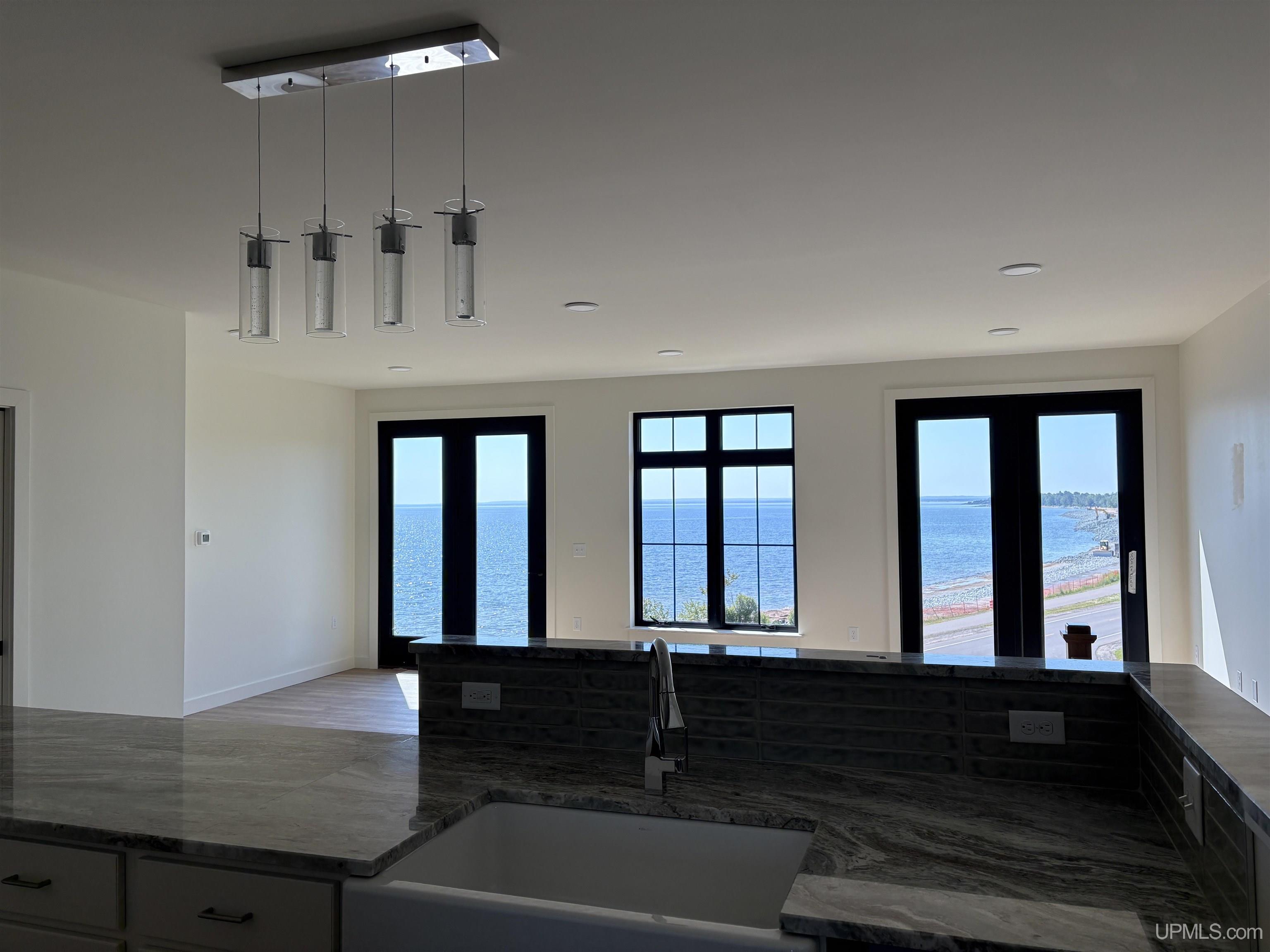 (unit 17) -2401 N Lakeshore Boulevard Property Photo 4