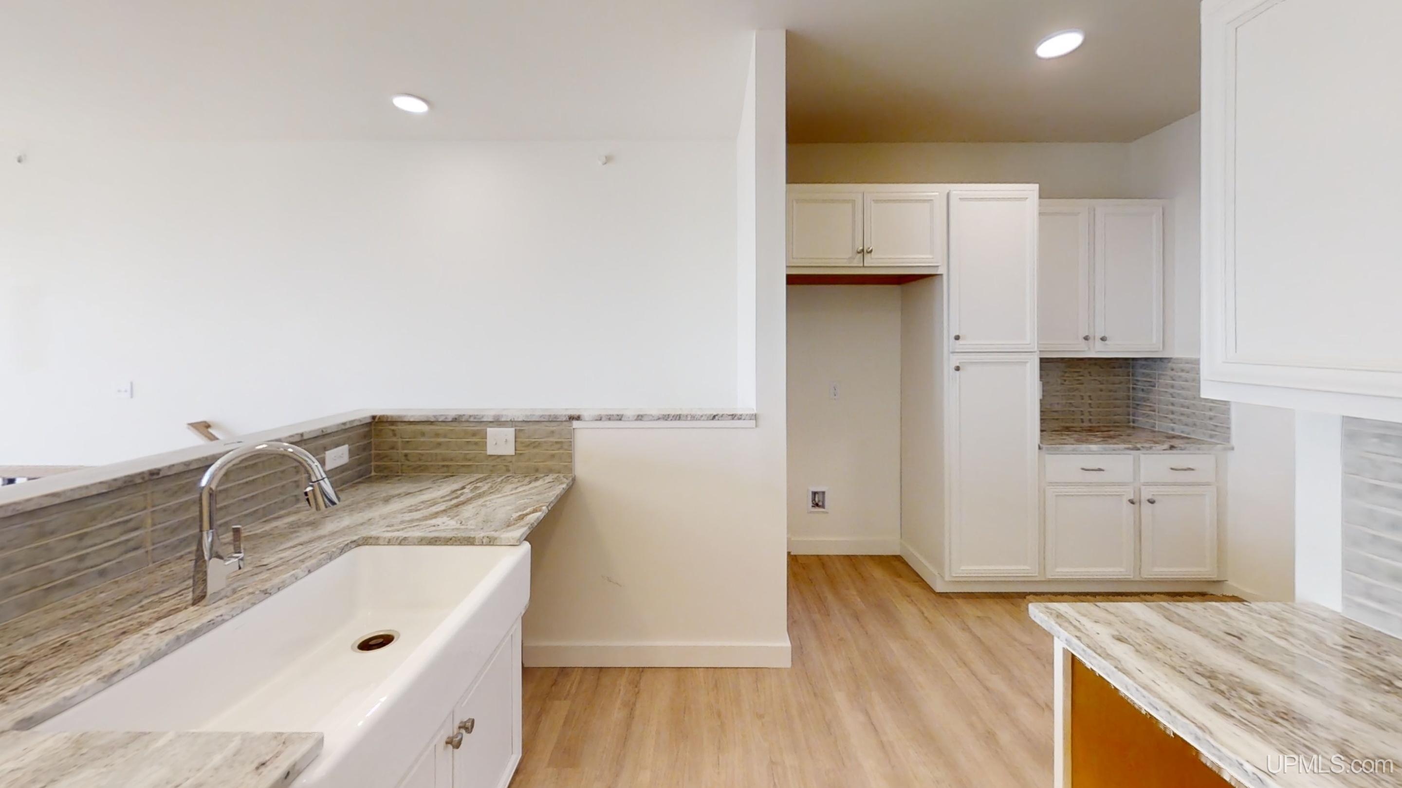 (unit 17) -2401 N Lakeshore Boulevard Property Photo 8