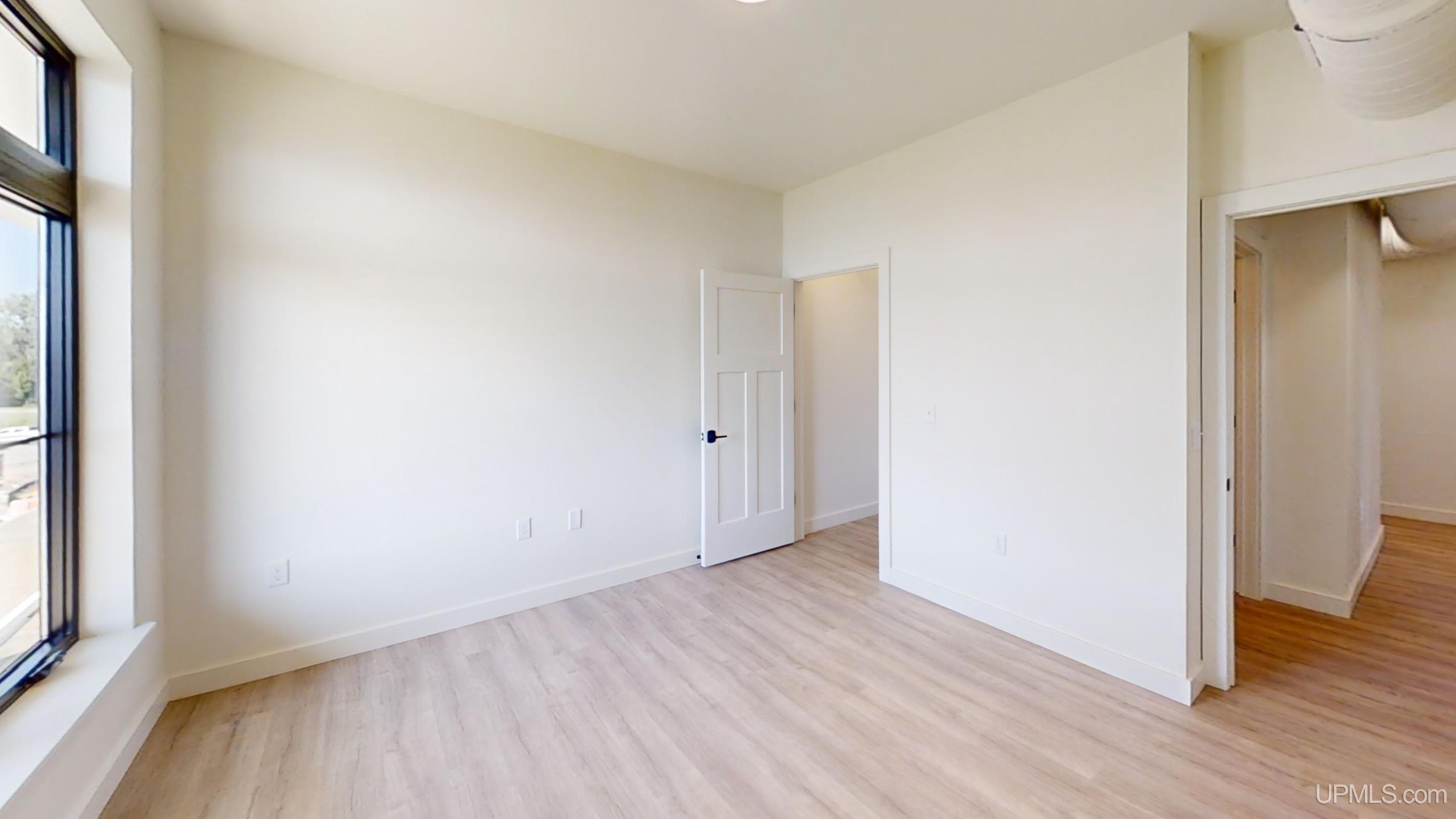 (unit 17) -2401 N Lakeshore Boulevard Property Photo 17
