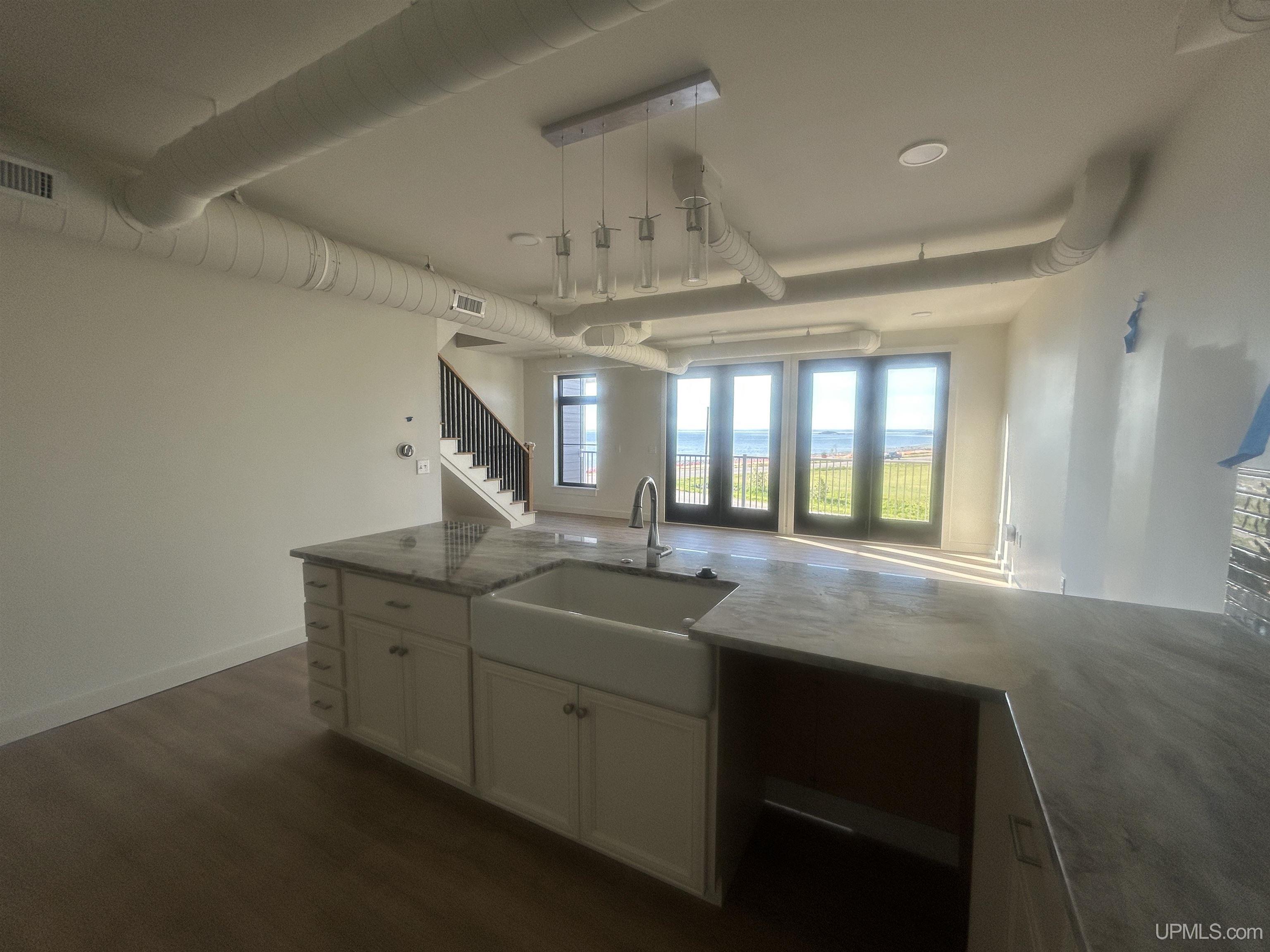 (unit 18) -2401 N Lakeshore Boulevard Property Photo 3