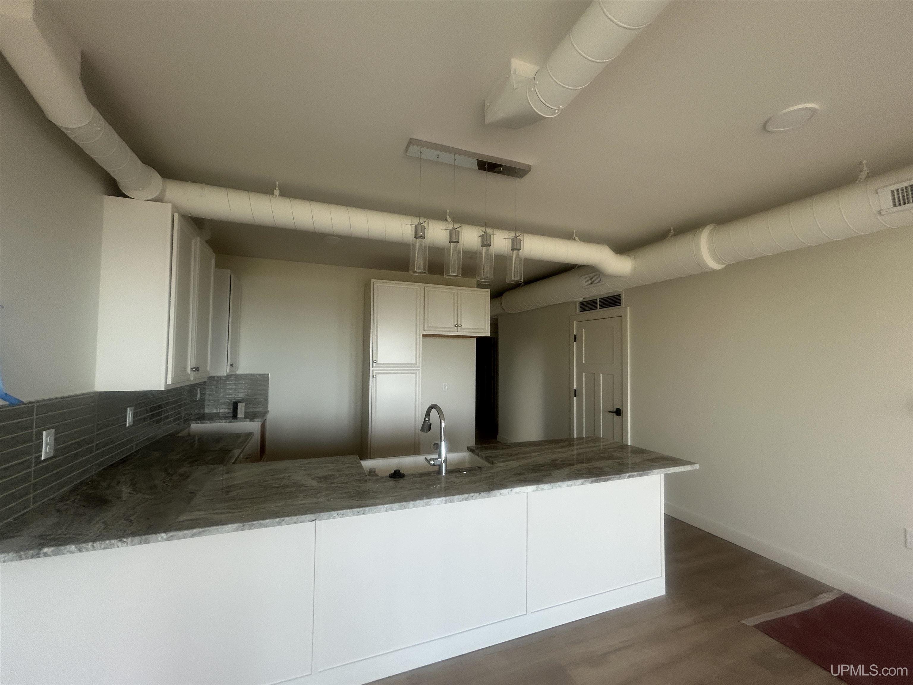 (unit 18) -2401 N Lakeshore Boulevard Property Photo 6