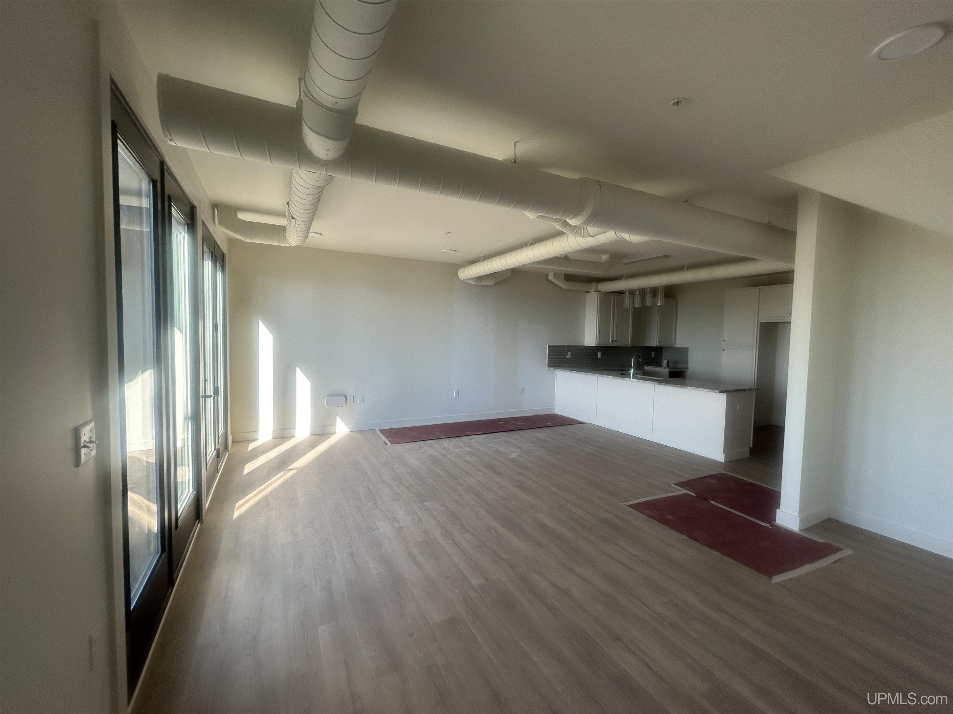 (unit 18) -2401 N Lakeshore Boulevard Property Photo 7