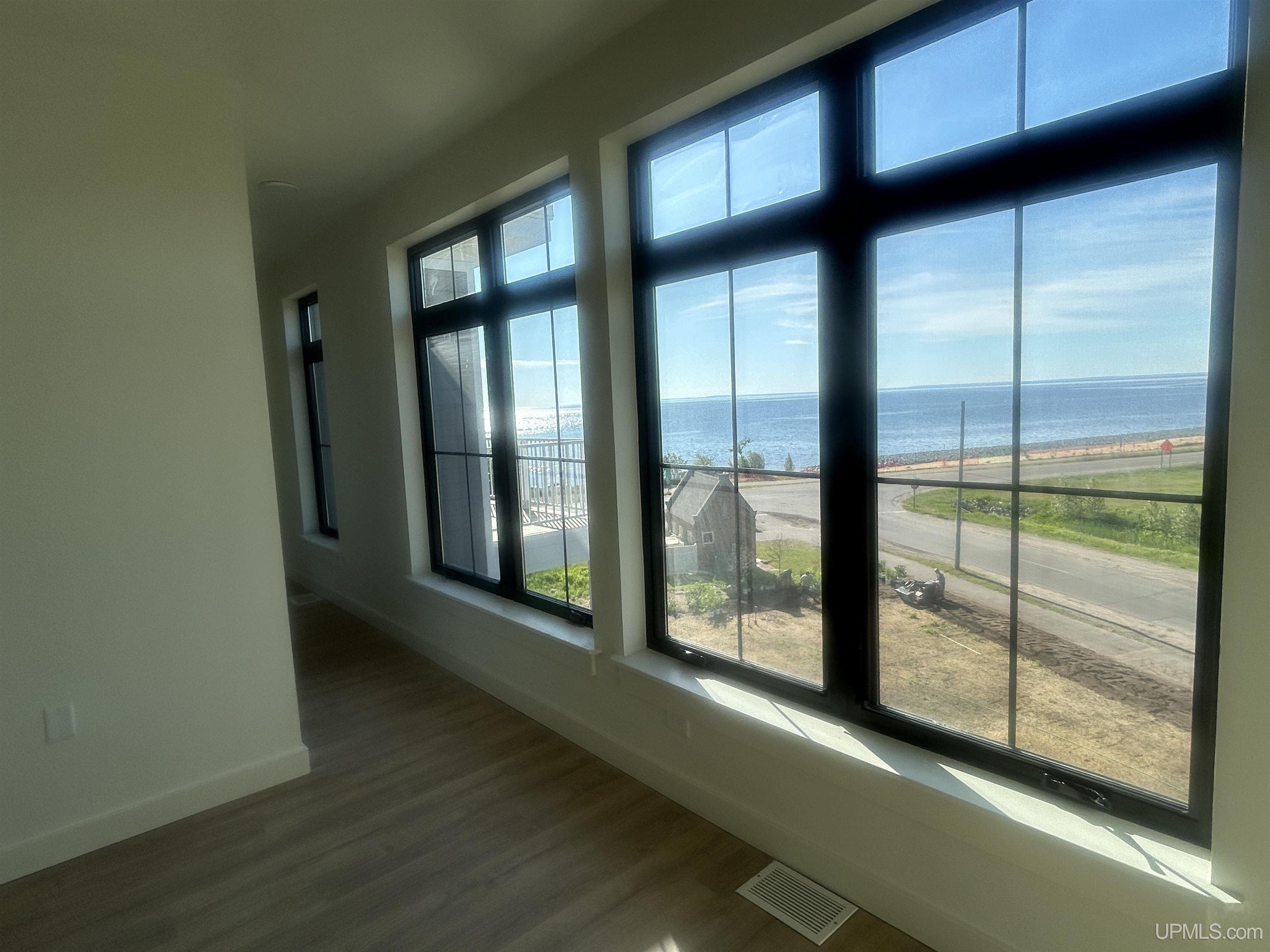 (unit 18) -2401 N Lakeshore Boulevard Property Photo 10