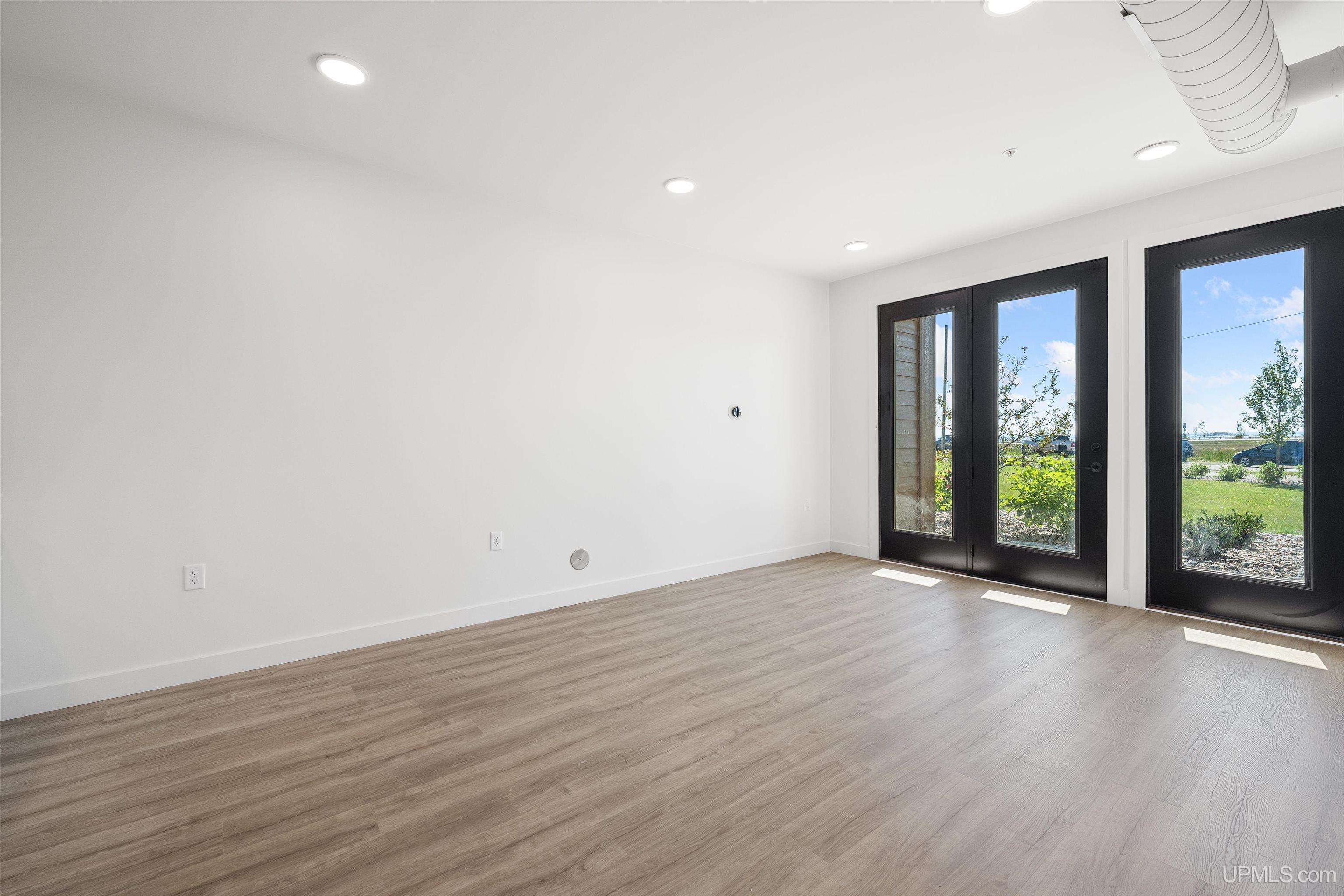 (unit 19) -2401 N Lakeshore Boulevard Property Photo 4