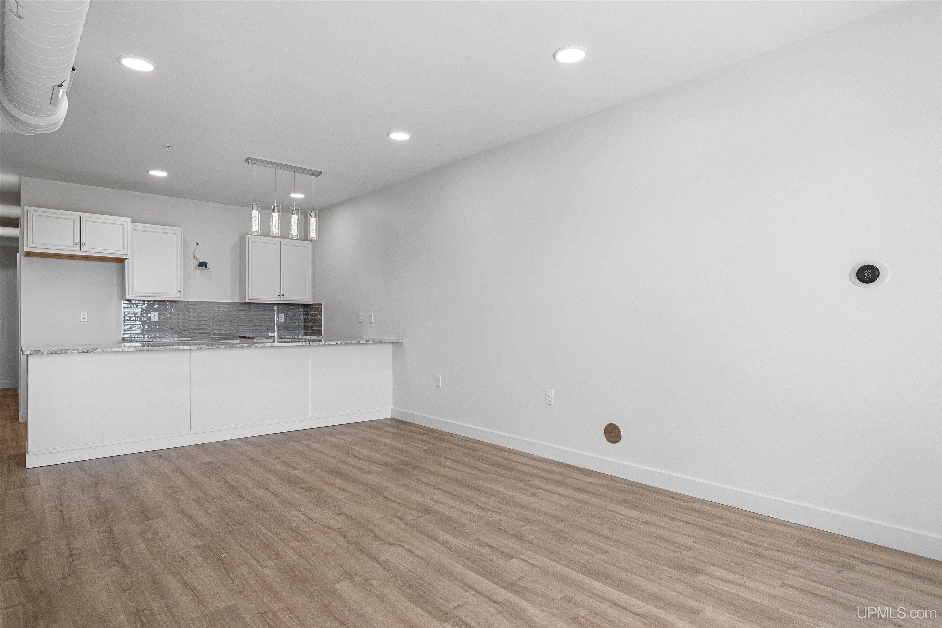 (unit 19) -2401 N Lakeshore Boulevard Property Photo 7