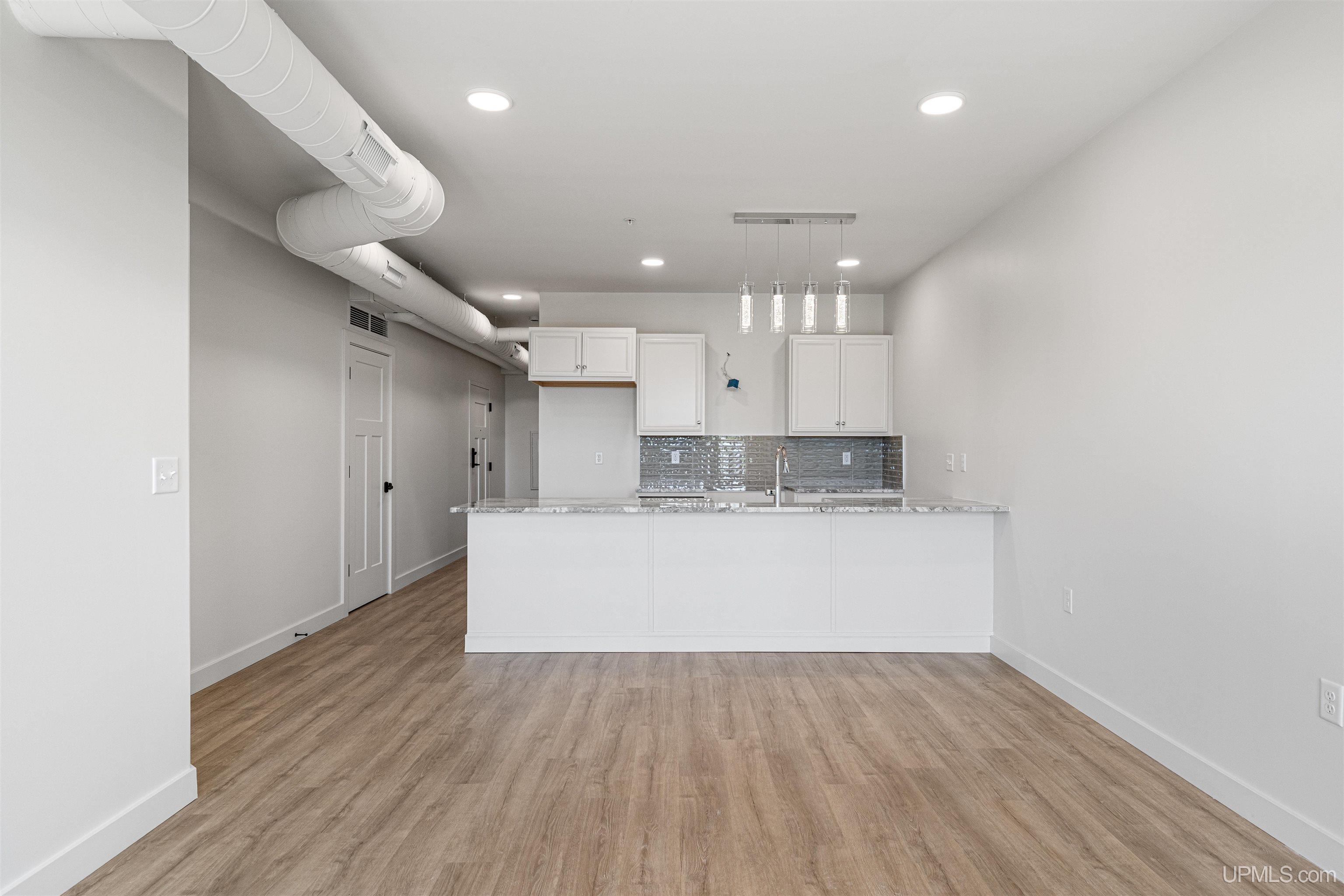 (unit 19) -2401 N Lakeshore Boulevard Property Photo 9