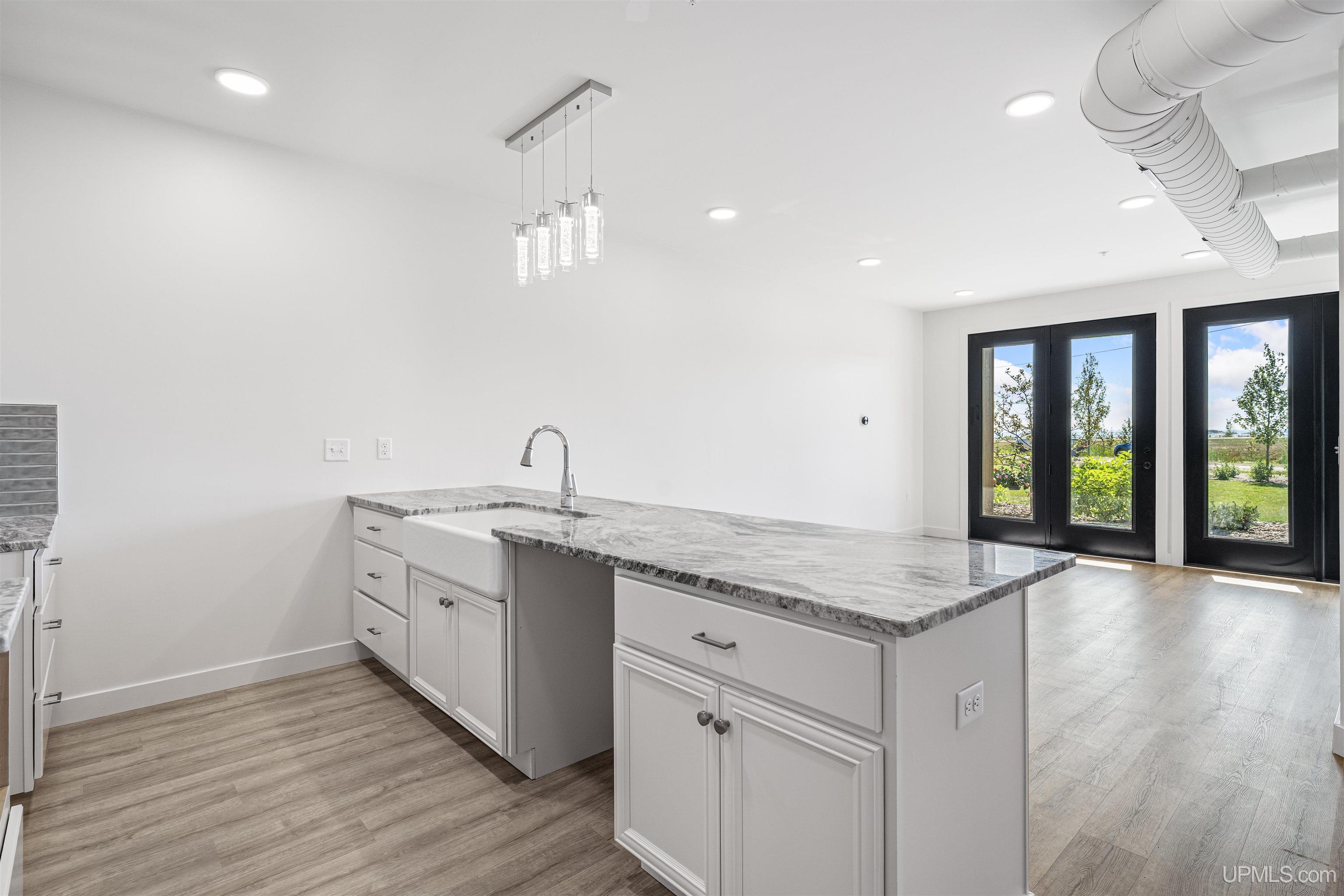 (unit 19) -2401 N Lakeshore Boulevard Property Photo 10