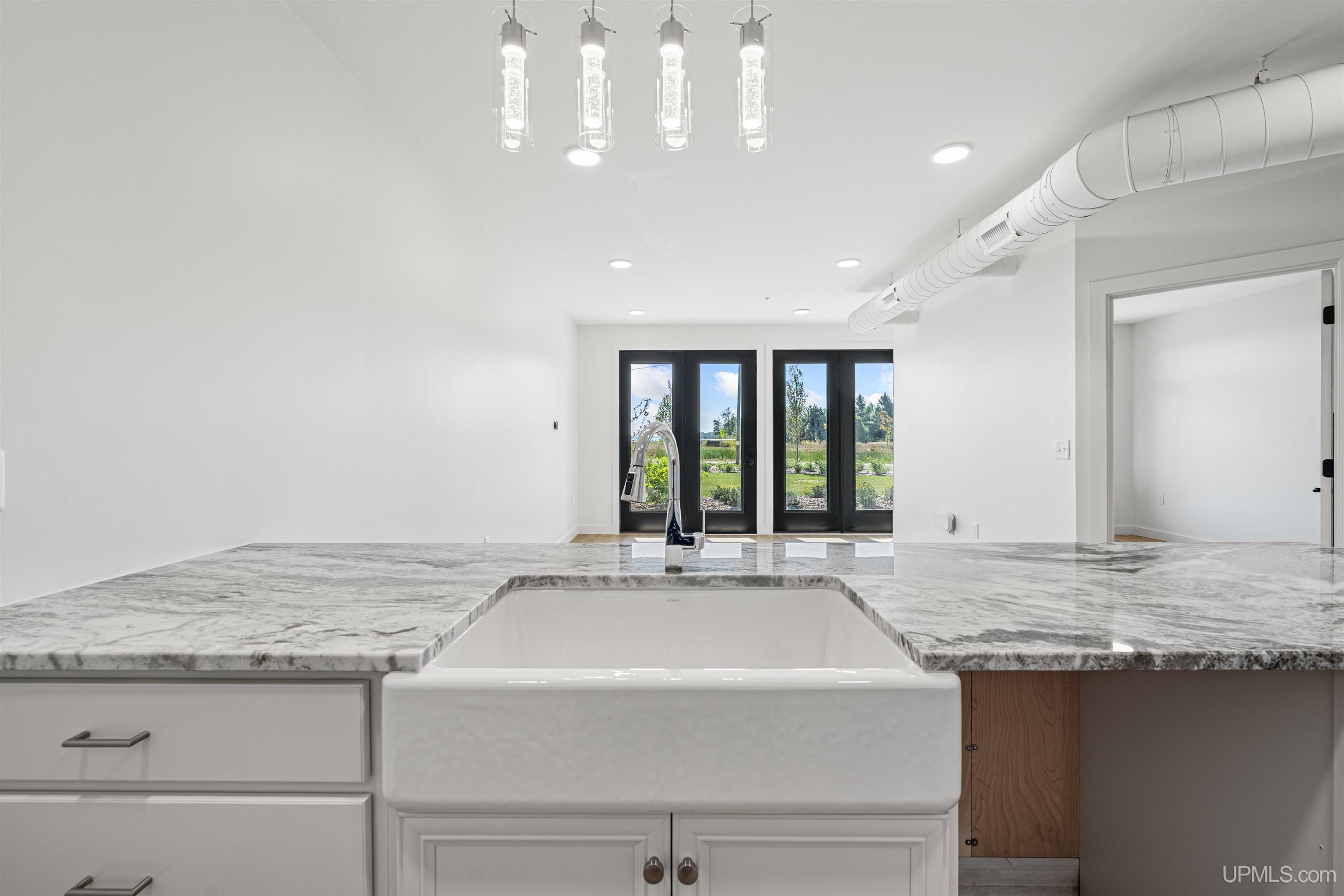(unit 19) -2401 N Lakeshore Boulevard Property Photo 12