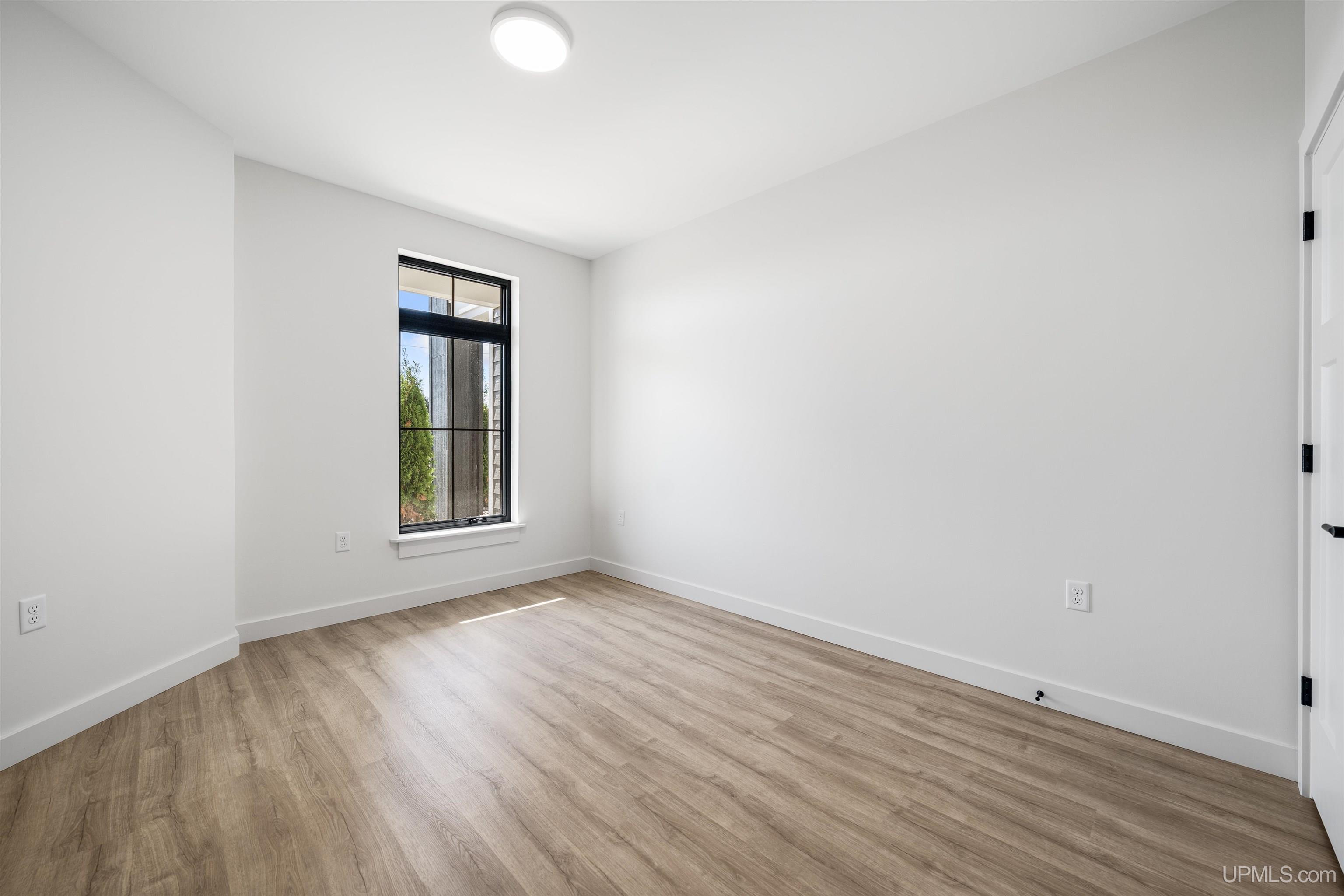 (unit 19) -2401 N Lakeshore Boulevard Property Photo 13
