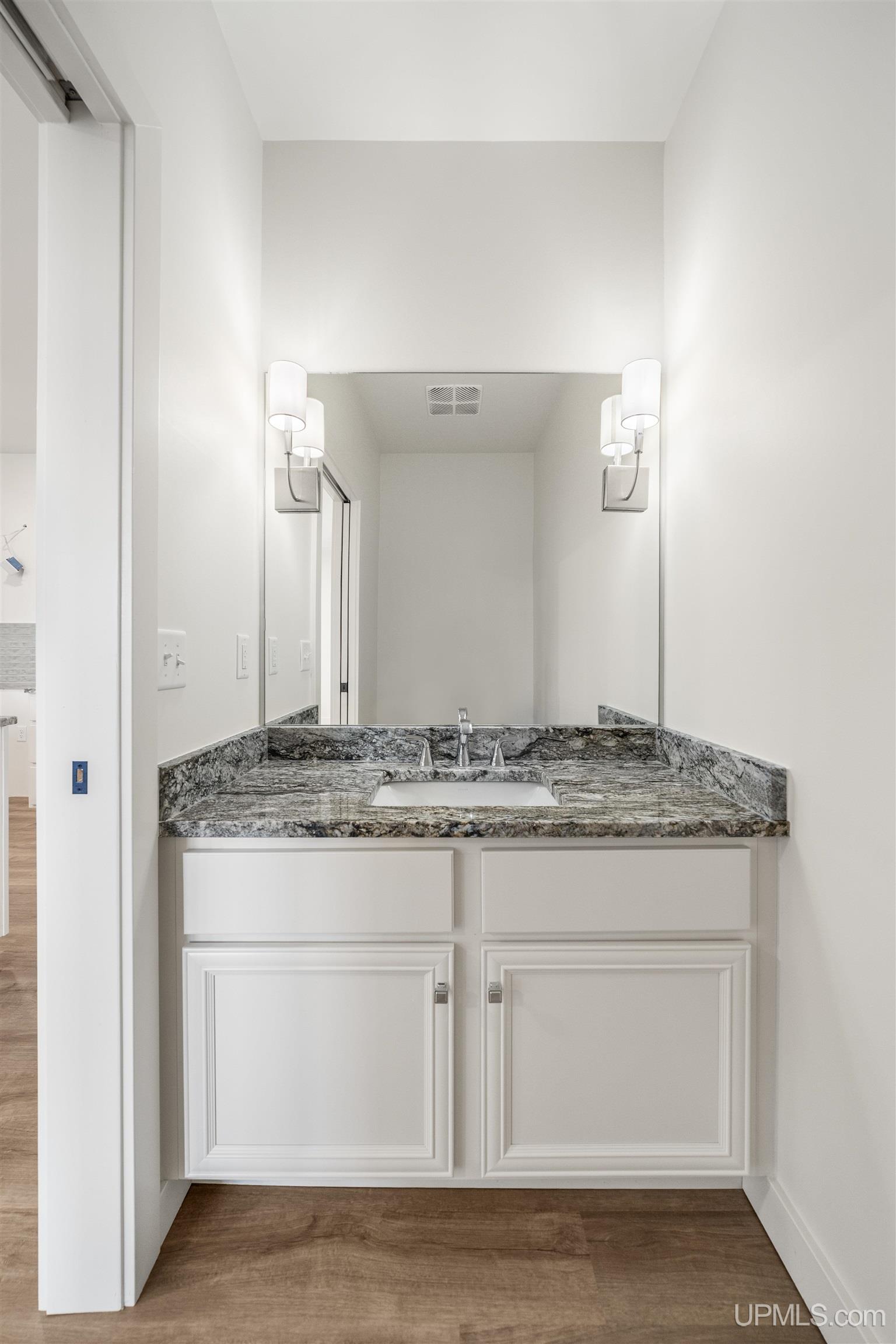 (unit 20) -2401 N Lakeshore Boulevard Property Photo 15