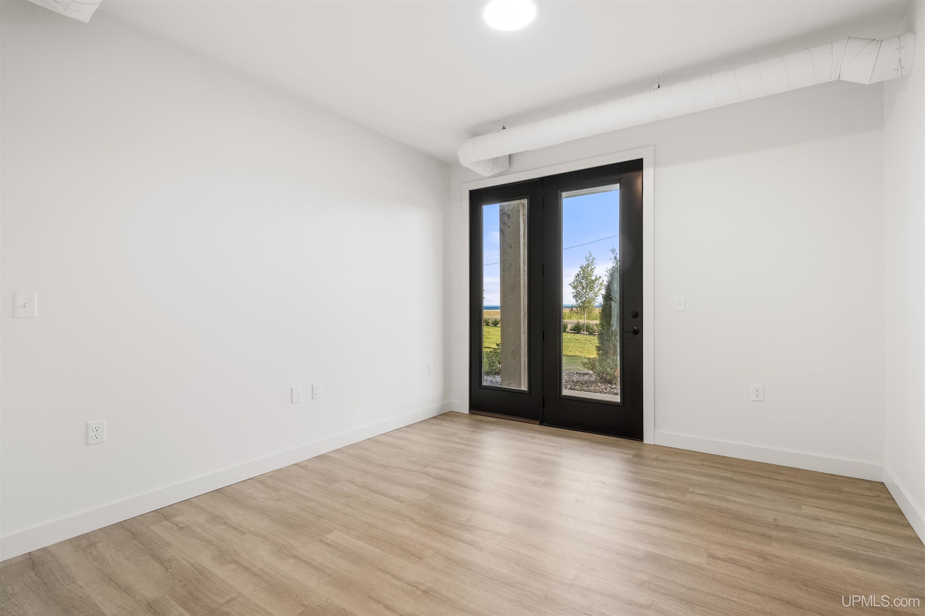 (unit 20) -2401 N Lakeshore Boulevard Property Photo 16
