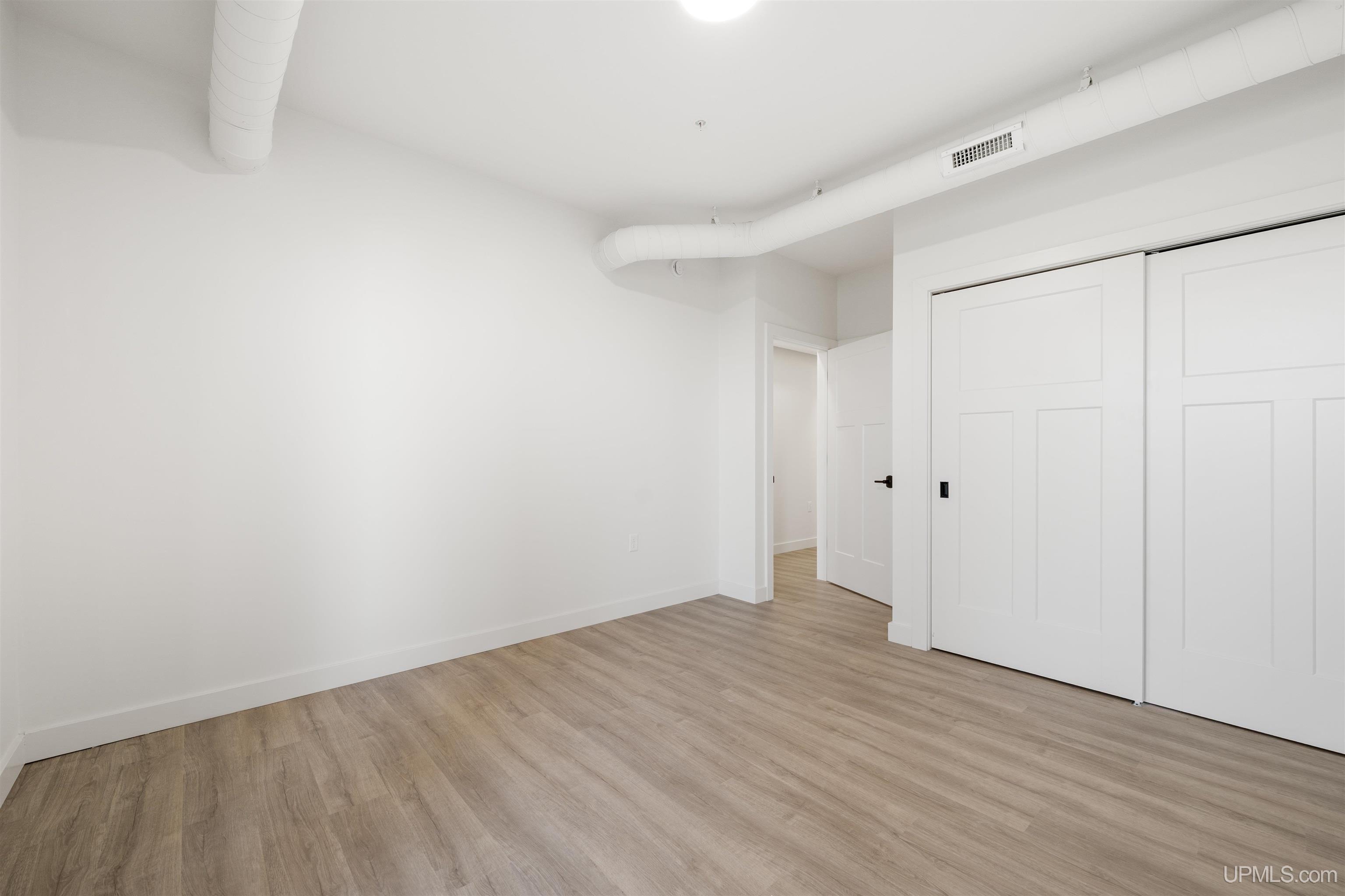 (unit 20) -2401 N Lakeshore Boulevard Property Photo 17