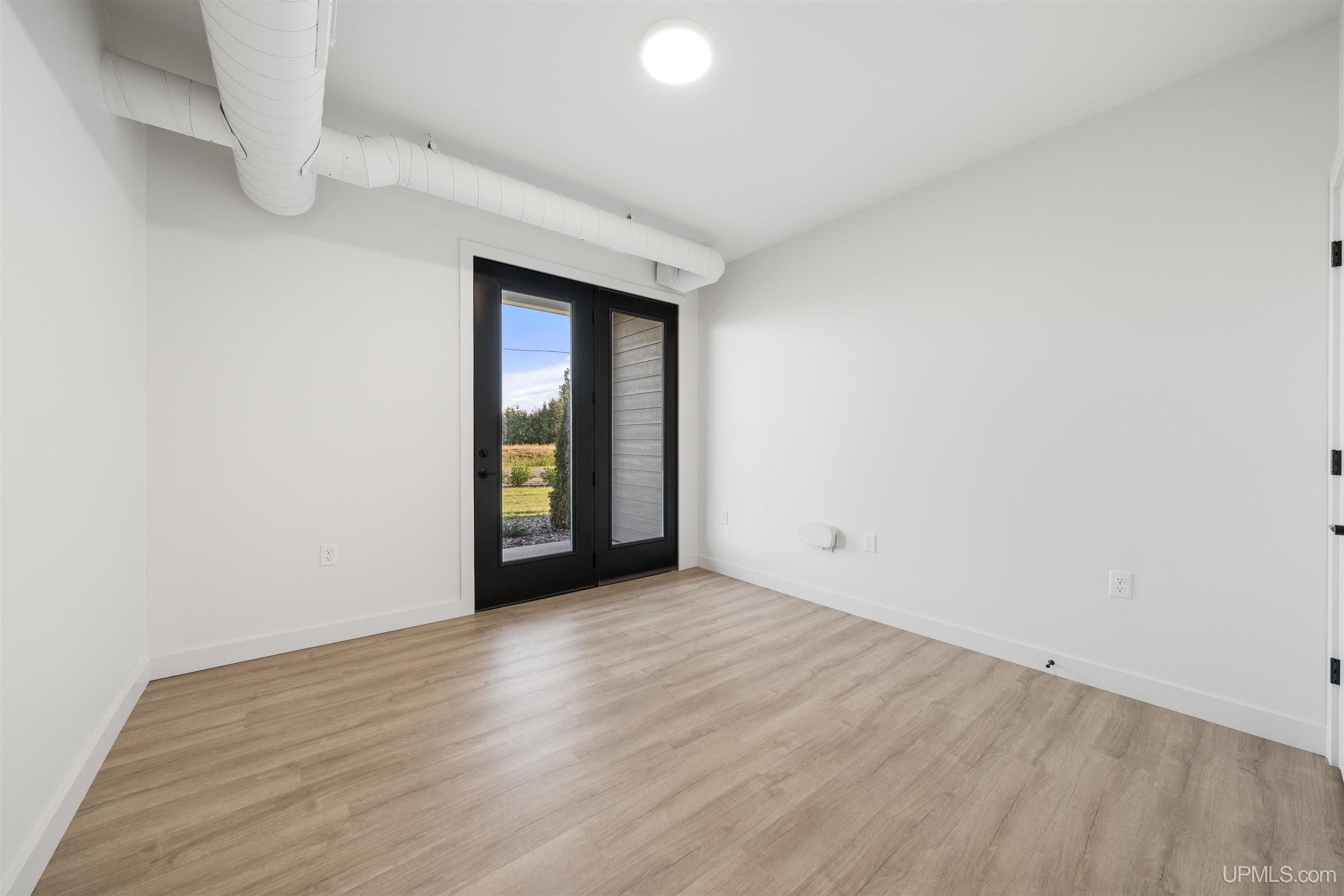 (unit 20) -2401 N Lakeshore Boulevard Property Photo 20