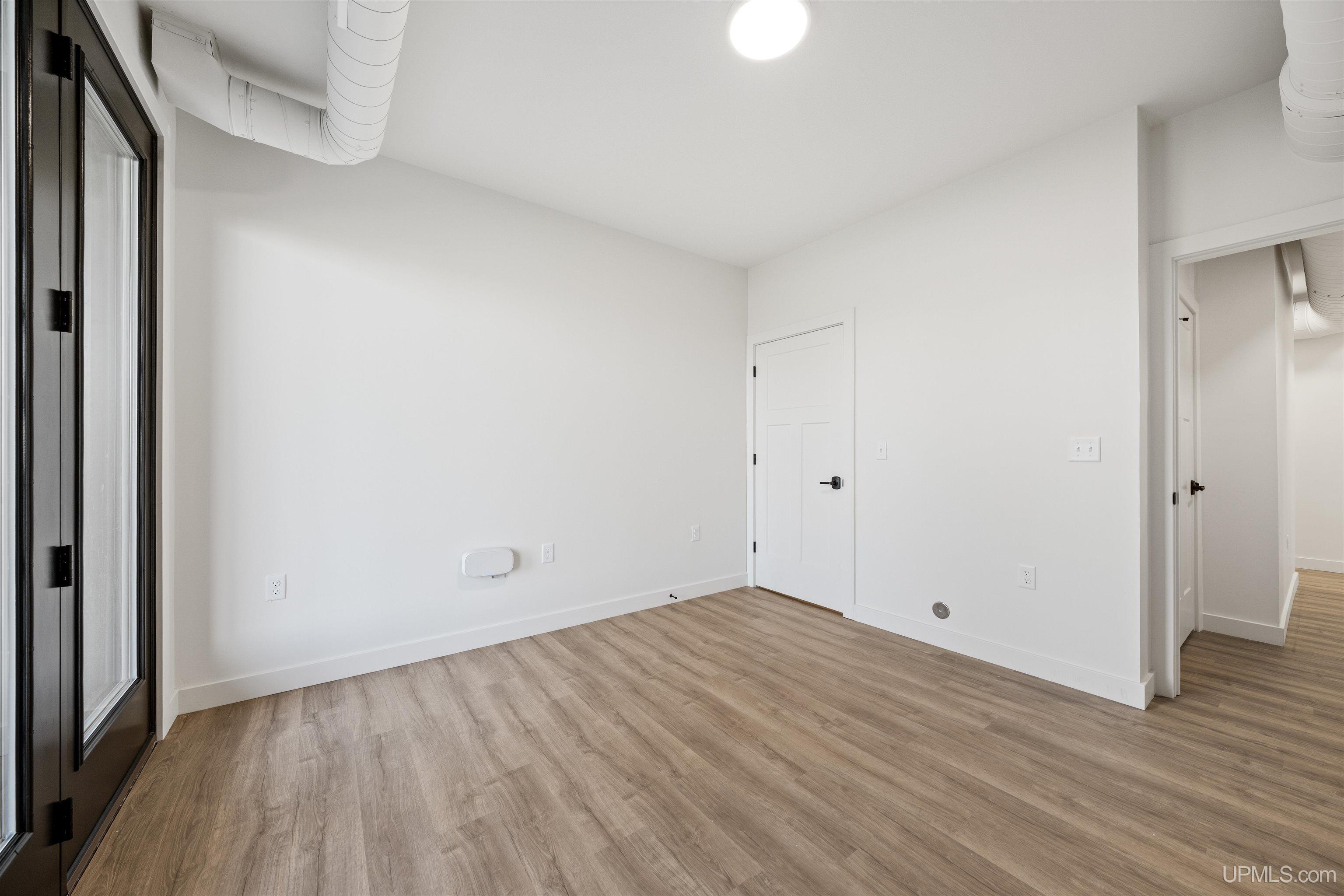 (unit 20) -2401 N Lakeshore Boulevard Property Photo 22