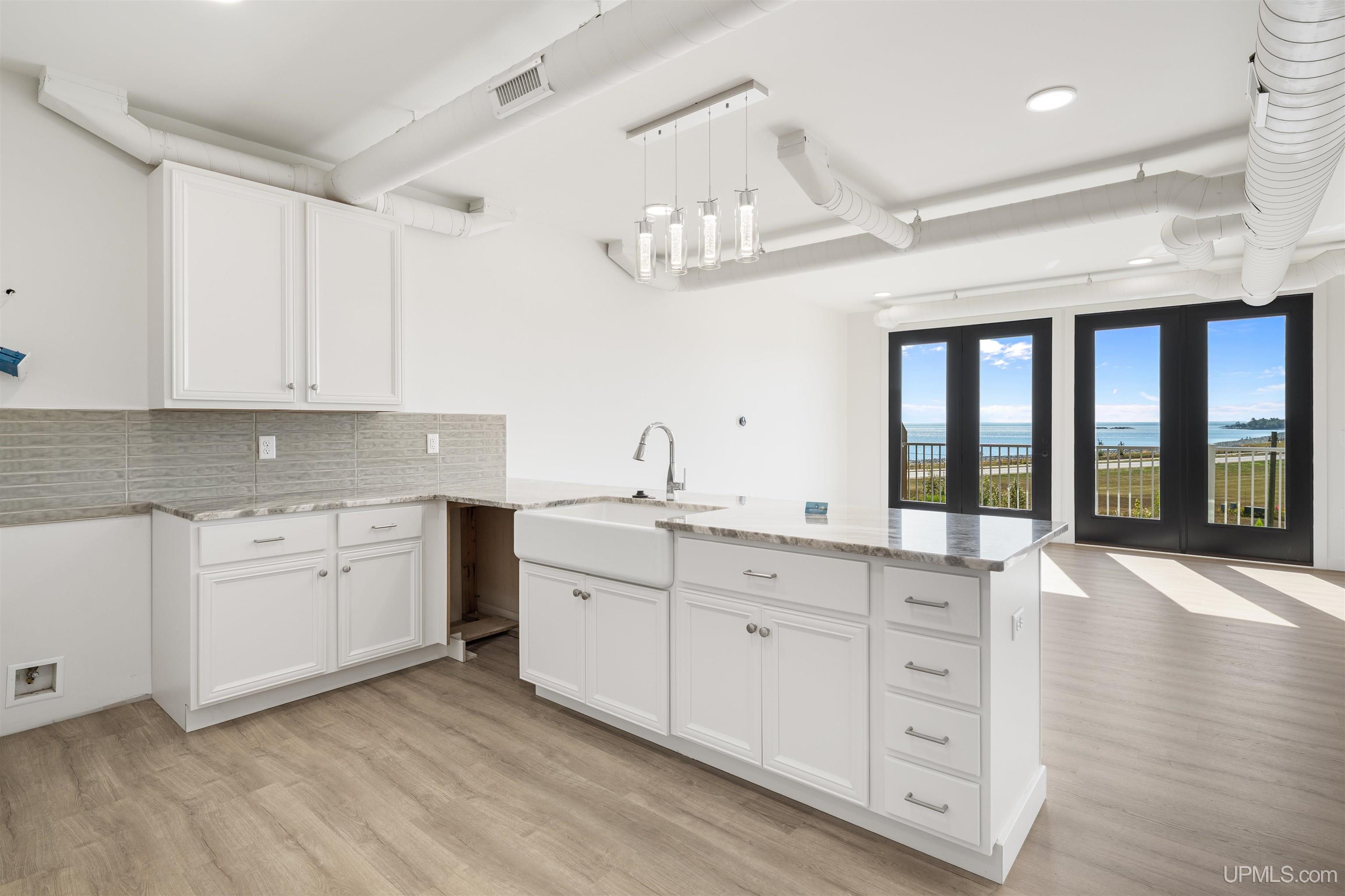 (unit 22) -2401 N Lakeshore Boulevard Property Photo 4