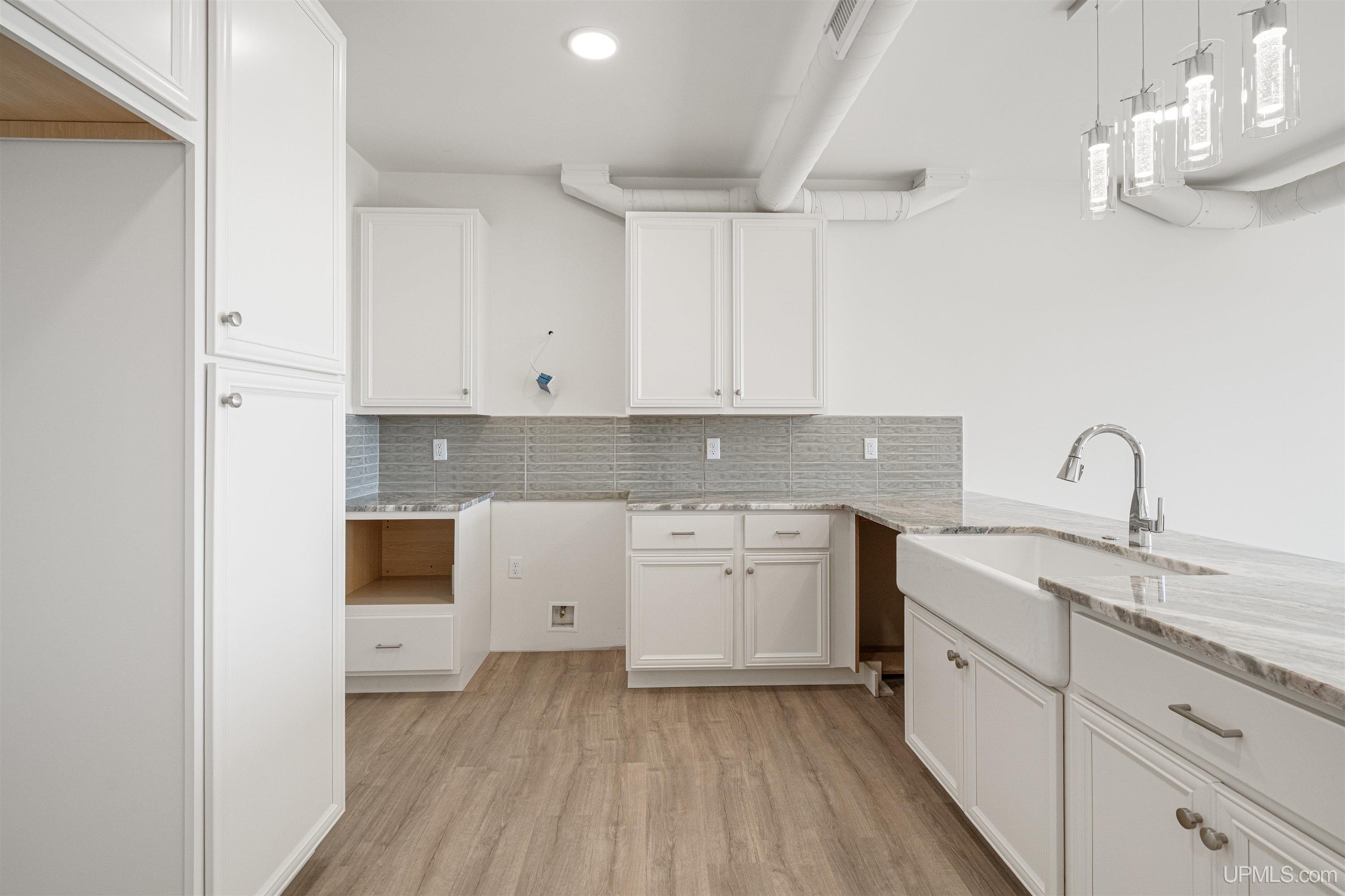 (unit 22) -2401 N Lakeshore Boulevard Property Photo 5