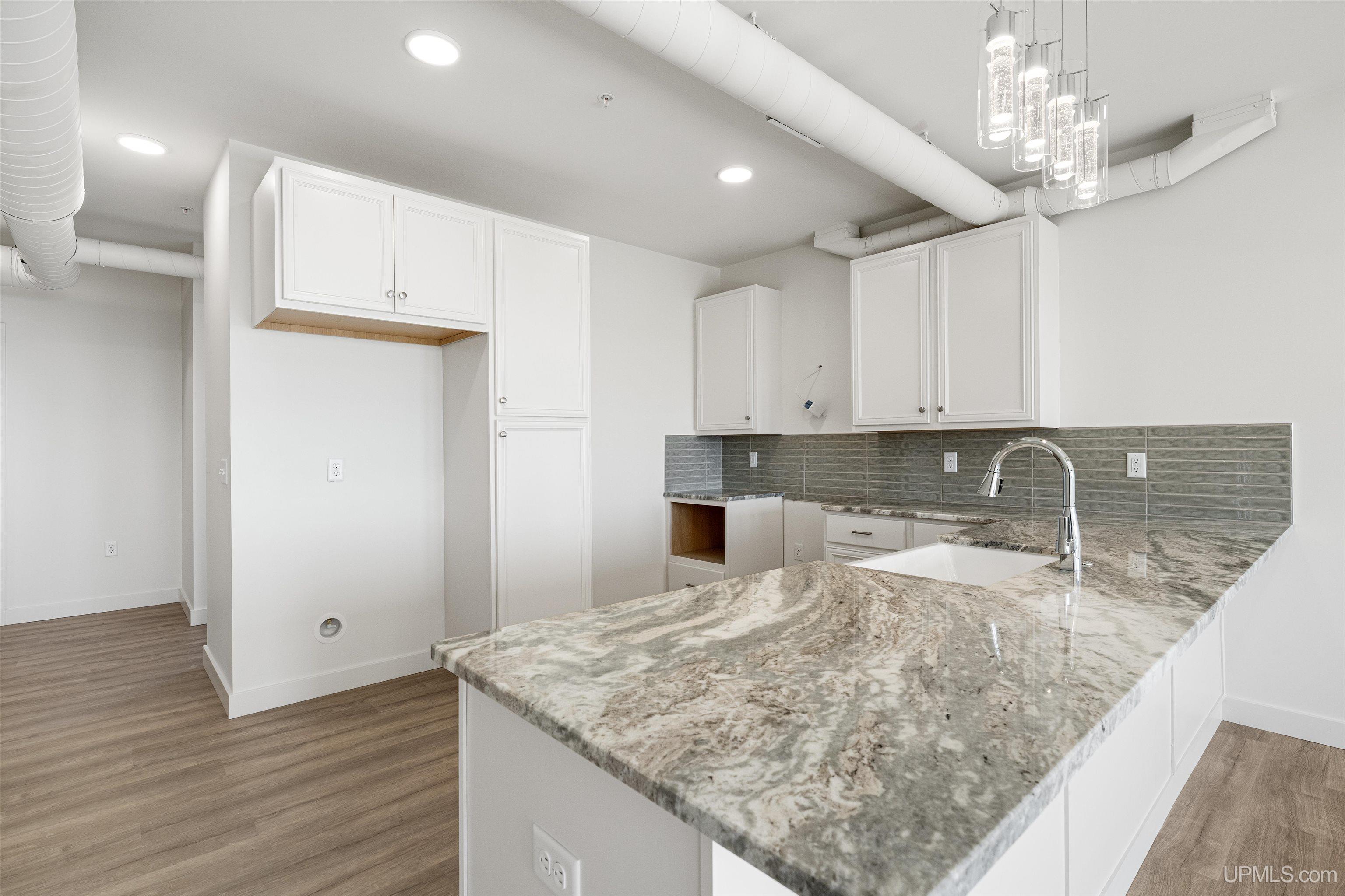 (unit 22) -2401 N Lakeshore Boulevard Property Photo 6
