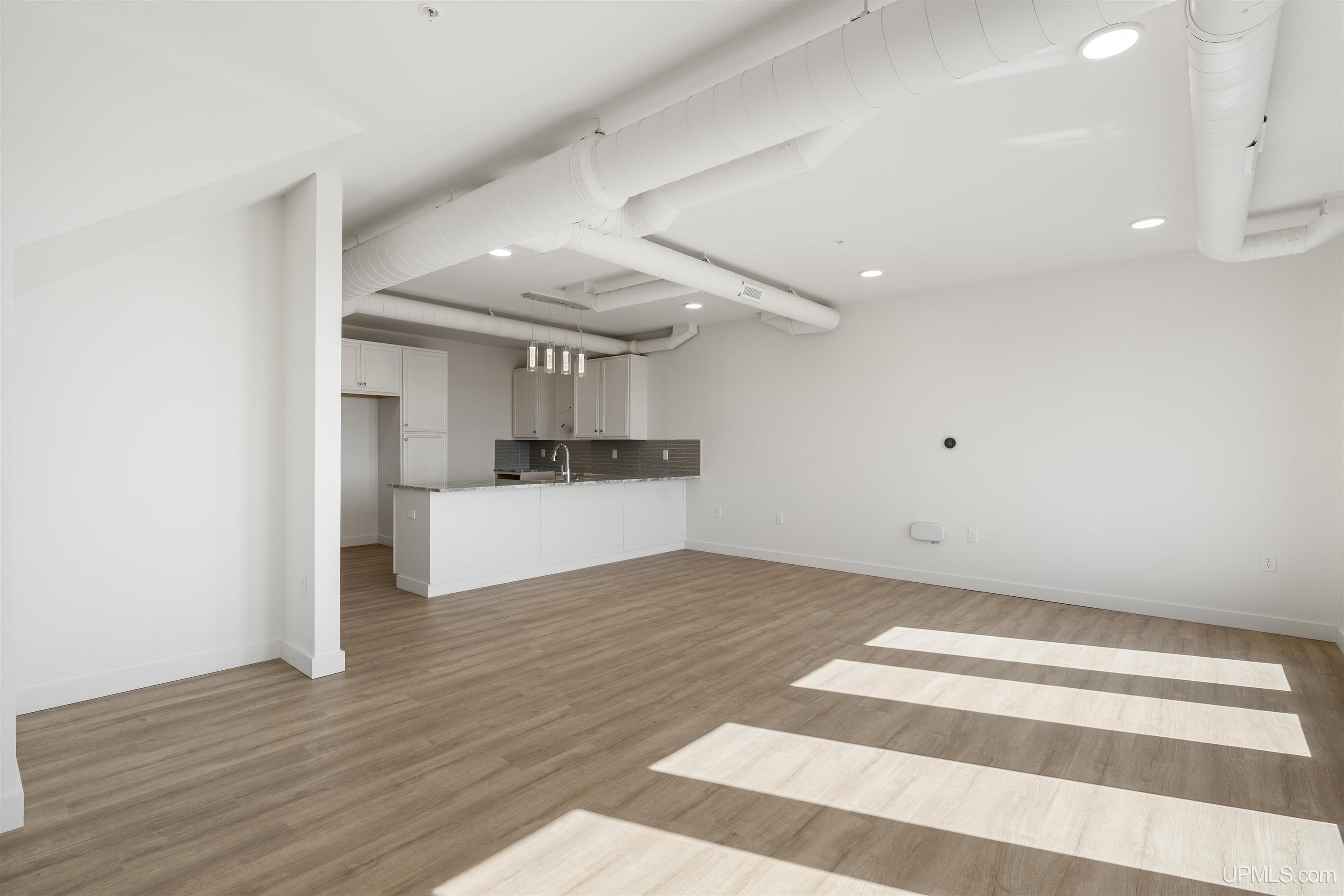 (unit 22) -2401 N Lakeshore Boulevard Property Photo 8