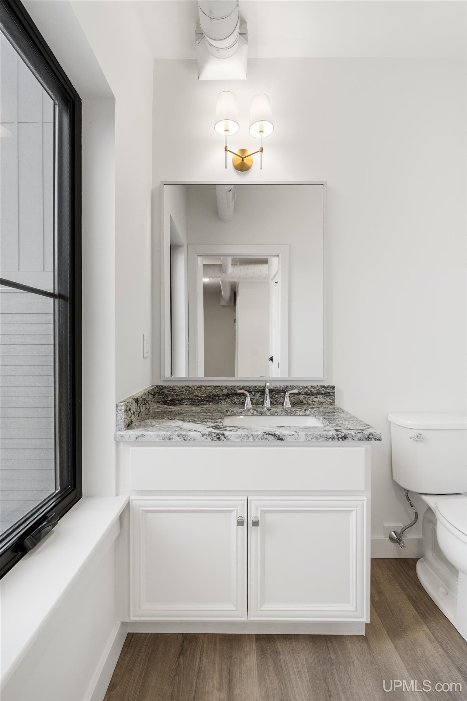 (unit 22) -2401 N Lakeshore Boulevard Property Photo 13