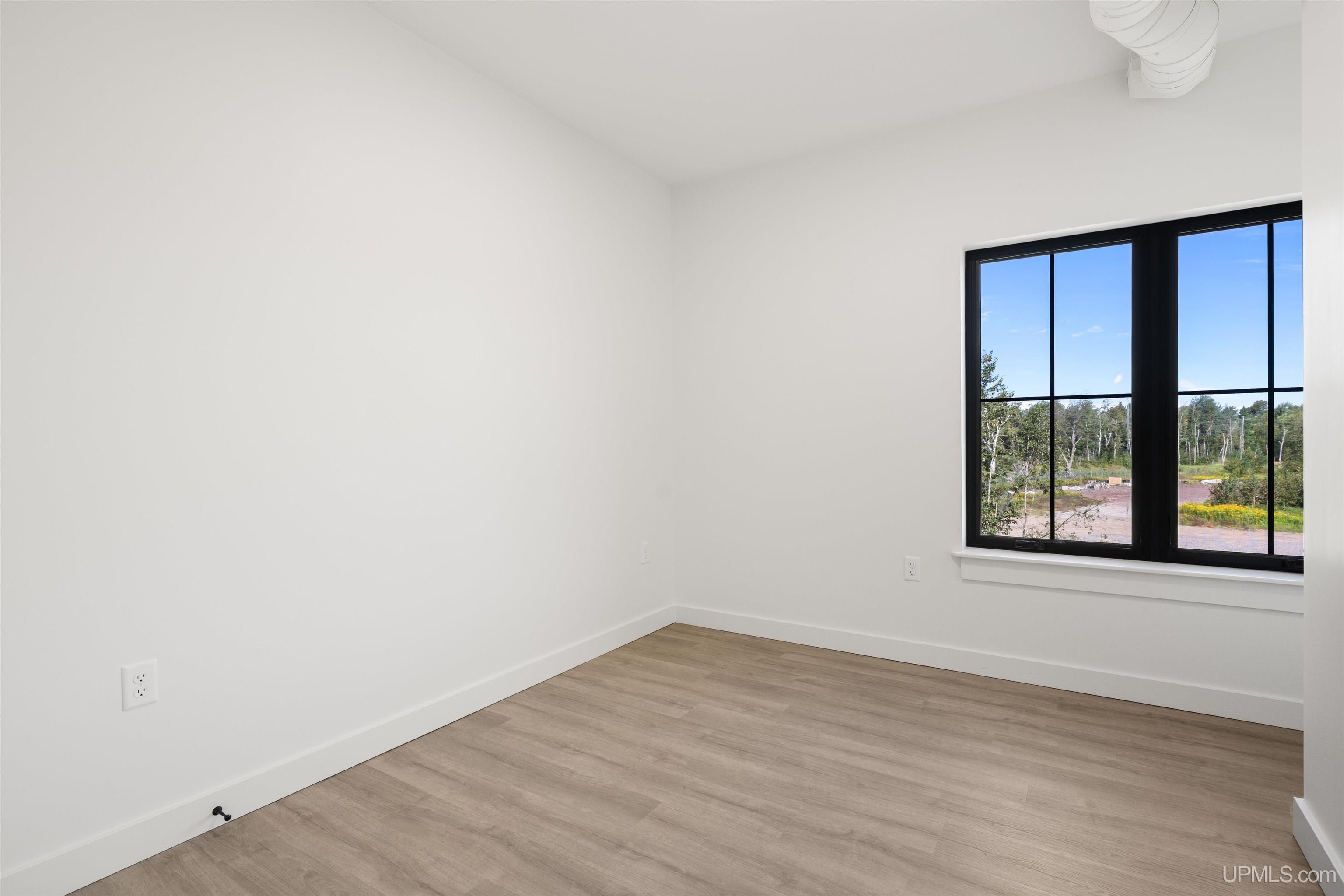 (unit 22) -2401 N Lakeshore Boulevard Property Photo 16