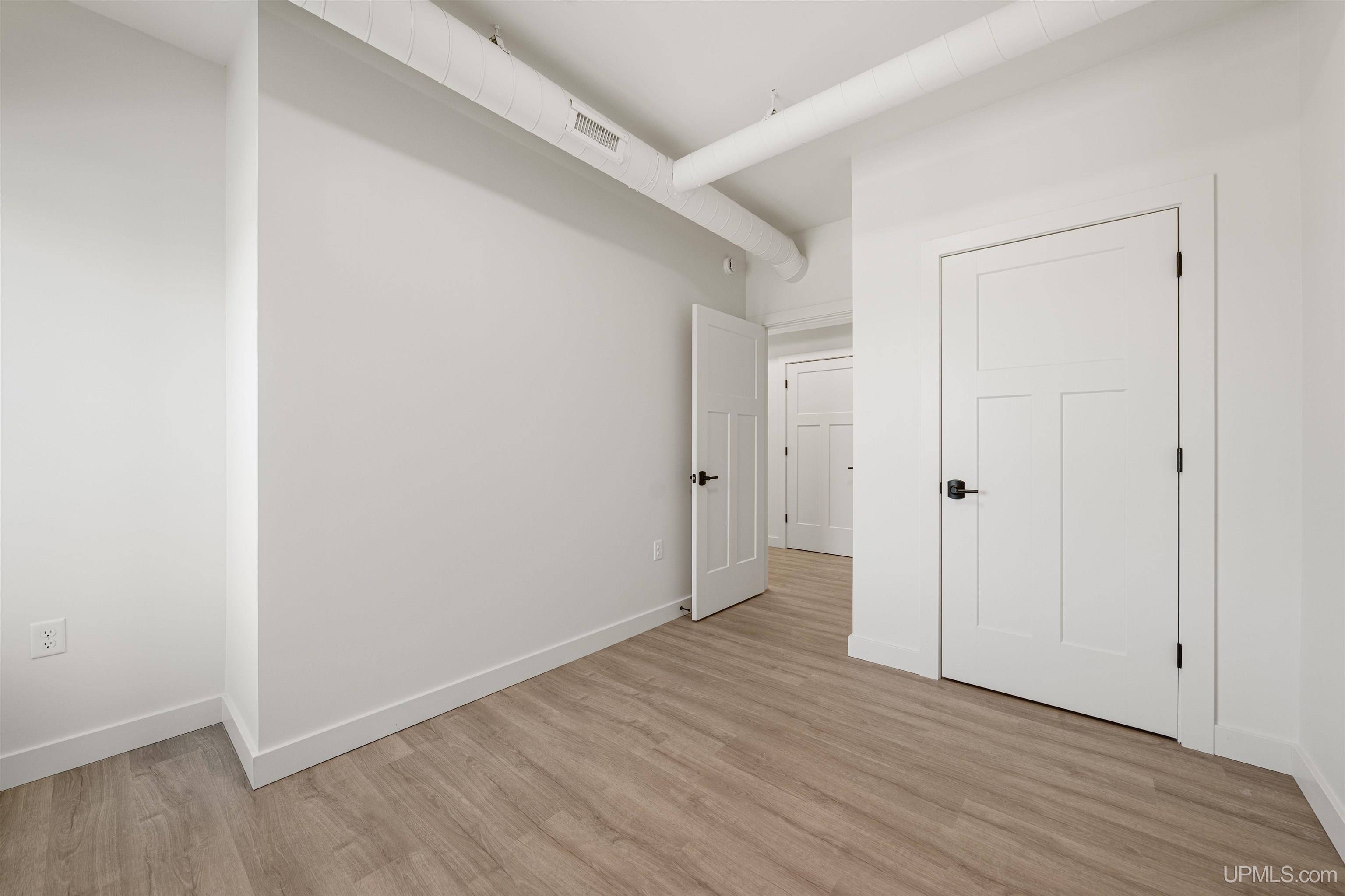 (unit 22) -2401 N Lakeshore Boulevard Property Photo 17
