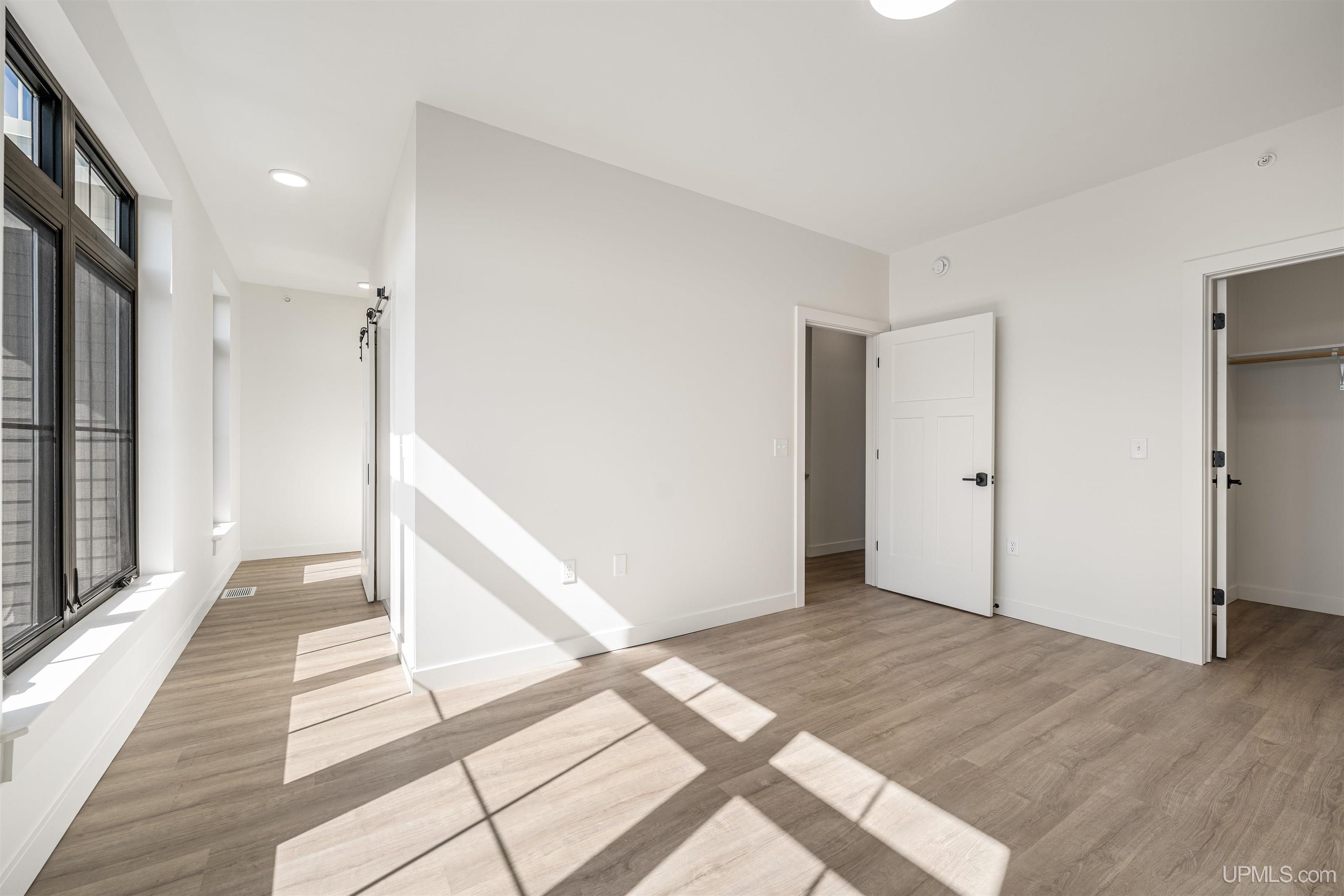 (unit 22) -2401 N Lakeshore Boulevard Property Photo 20