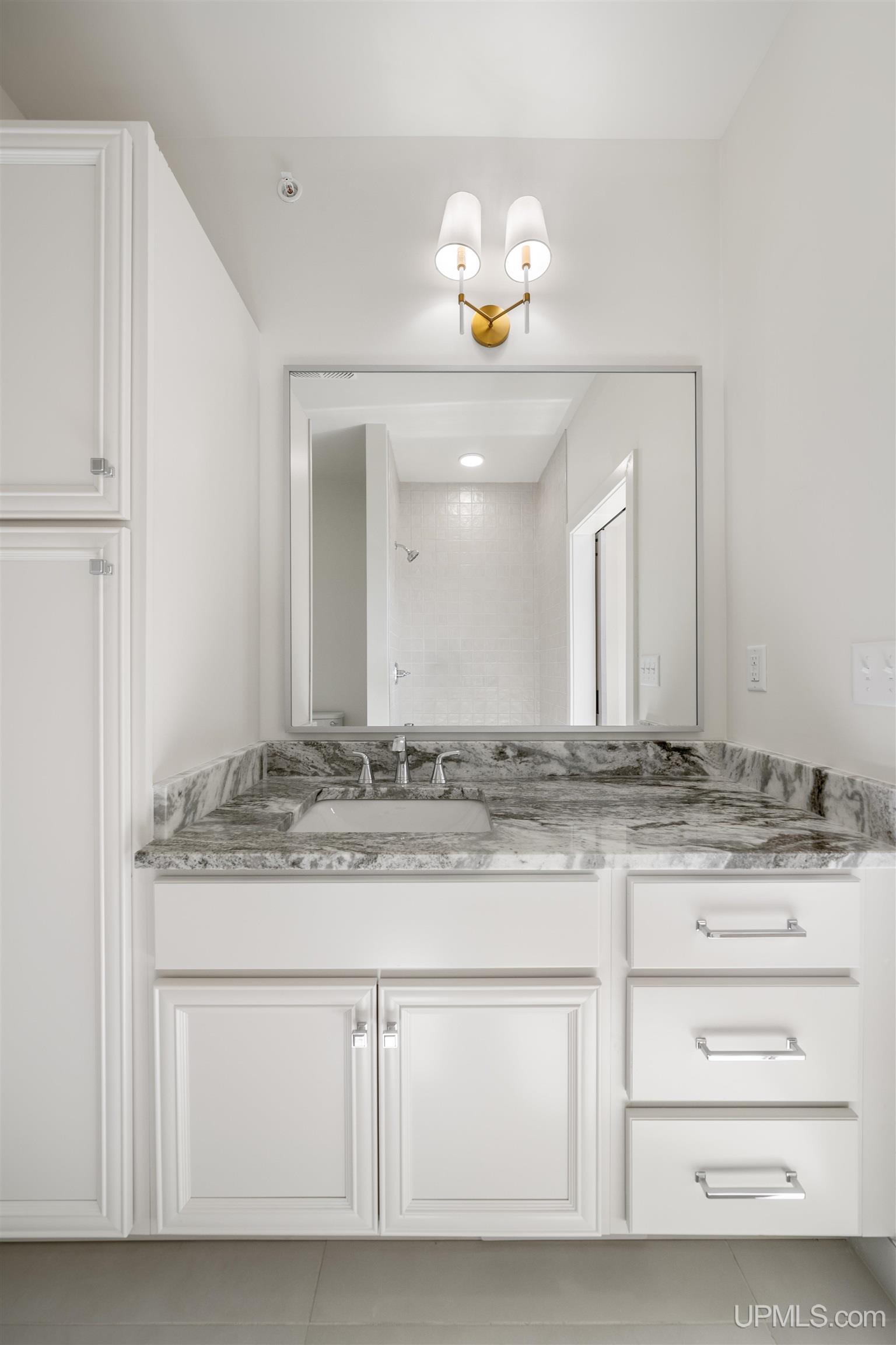 (unit 22) -2401 N Lakeshore Boulevard Property Photo 22