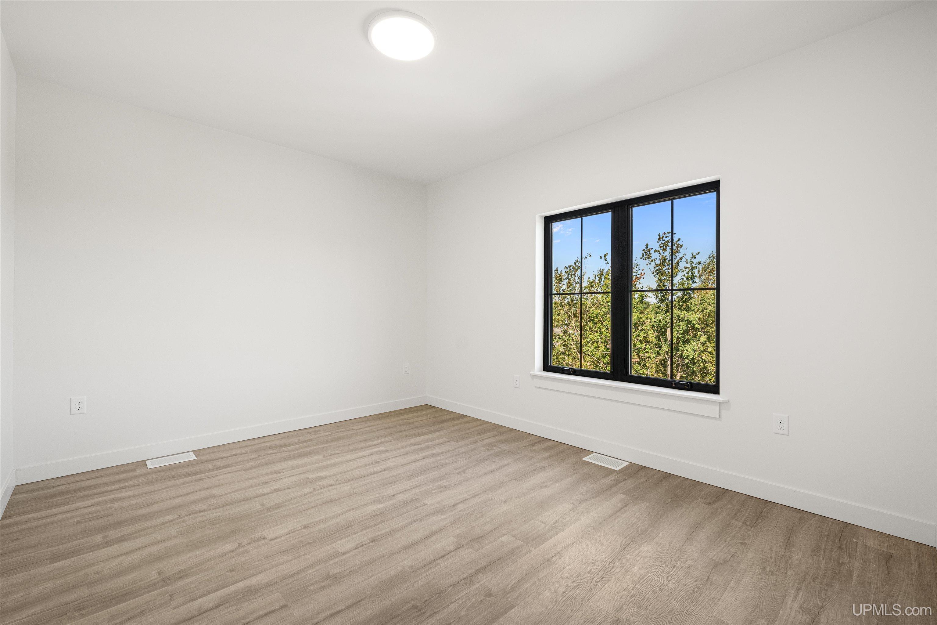 (unit 22) -2401 N Lakeshore Boulevard Property Photo 27