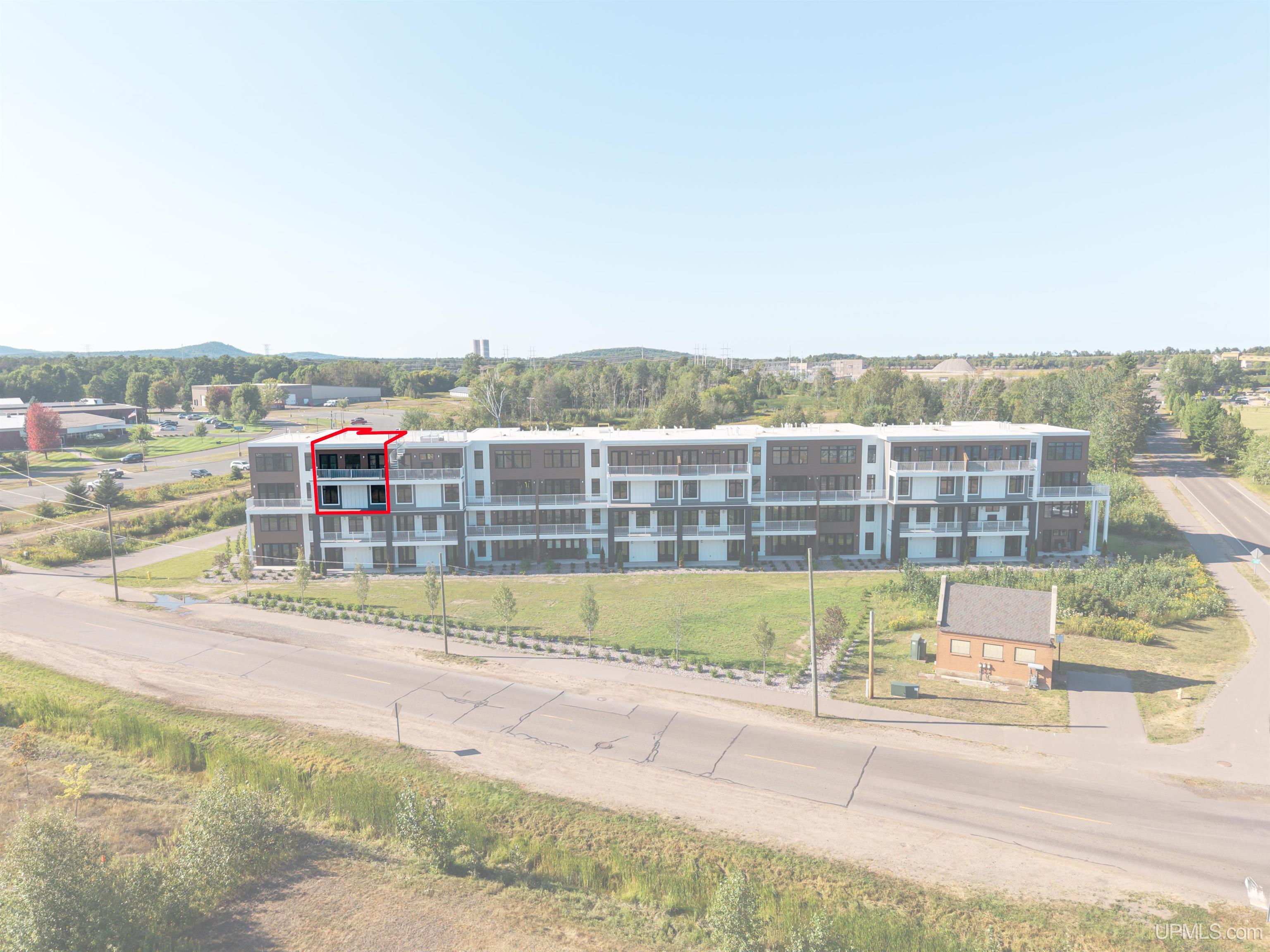 (unit 26) -2401 N Lakeshore Boulevard Property Photo 1