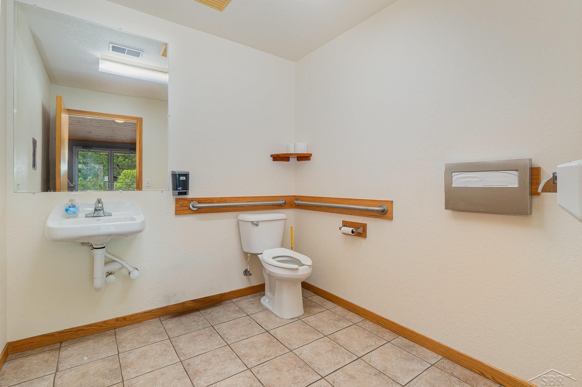 635 N Center Road Property Photo 21