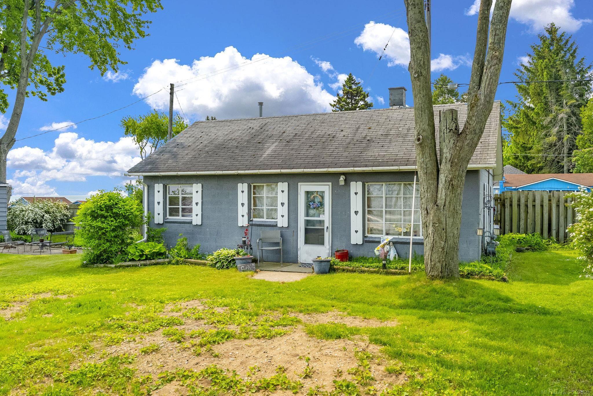 8941 & 8943 Lakeshore Road Property Photo 2