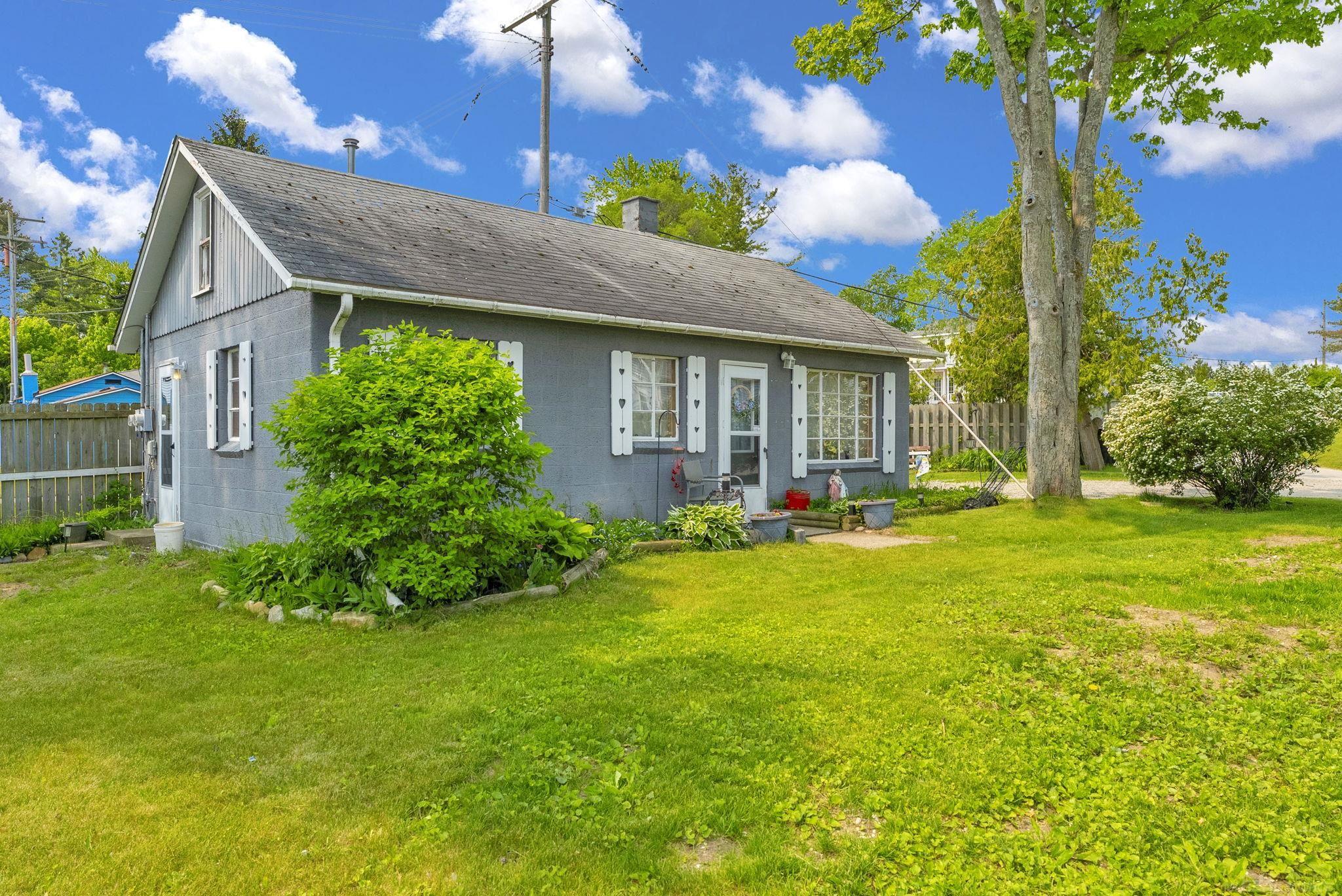 8941 & 8943 Lakeshore Road Property Photo 4
