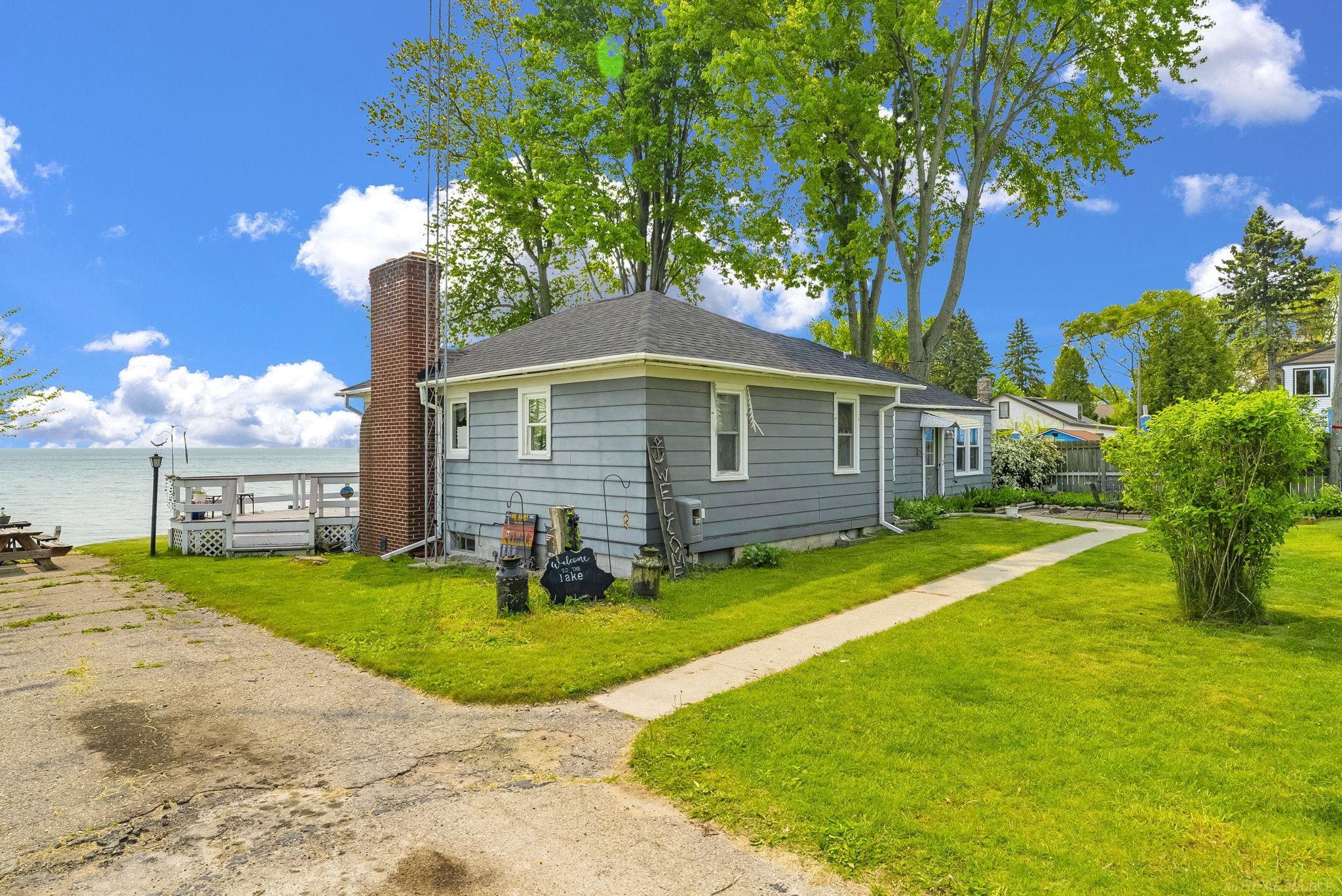 8941 & 8943 Lakeshore Road Property Photo 6