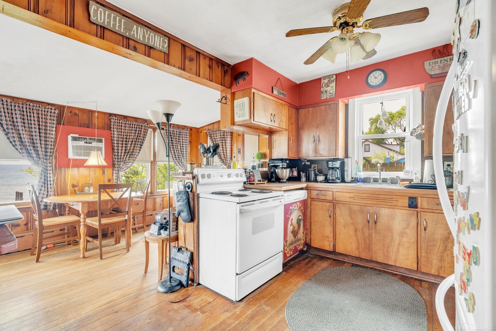 8941 & 8943 Lakeshore Road Property Photo 15