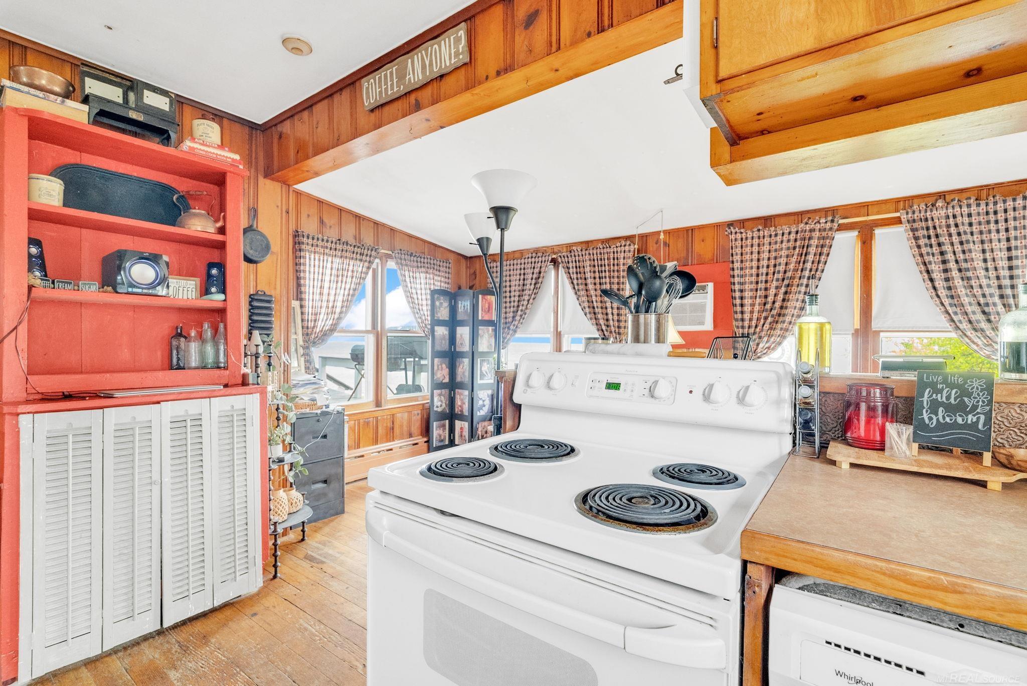 8941 & 8943 Lakeshore Road Property Photo 19