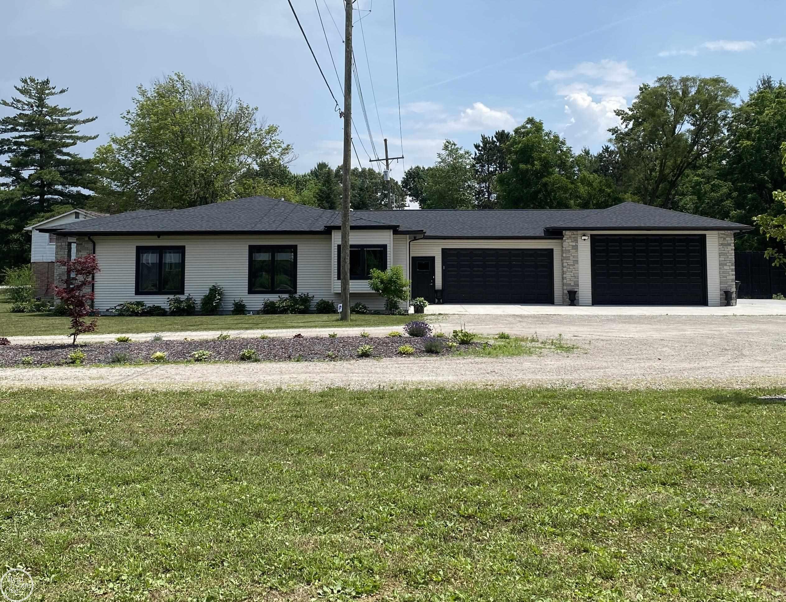 4271 Pine Grove Avenue Property Photo 3