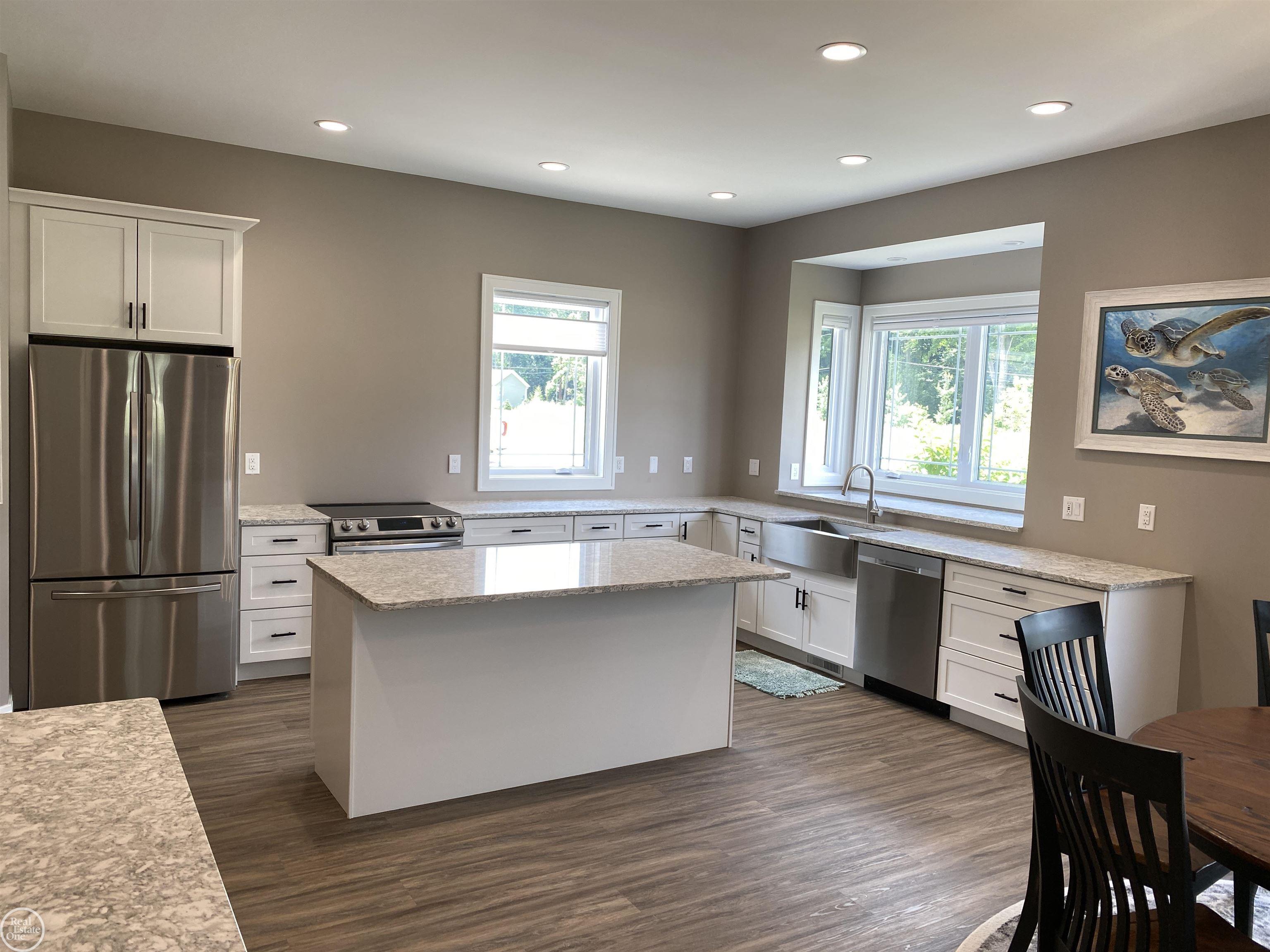 4271 Pine Grove Avenue Property Photo 8