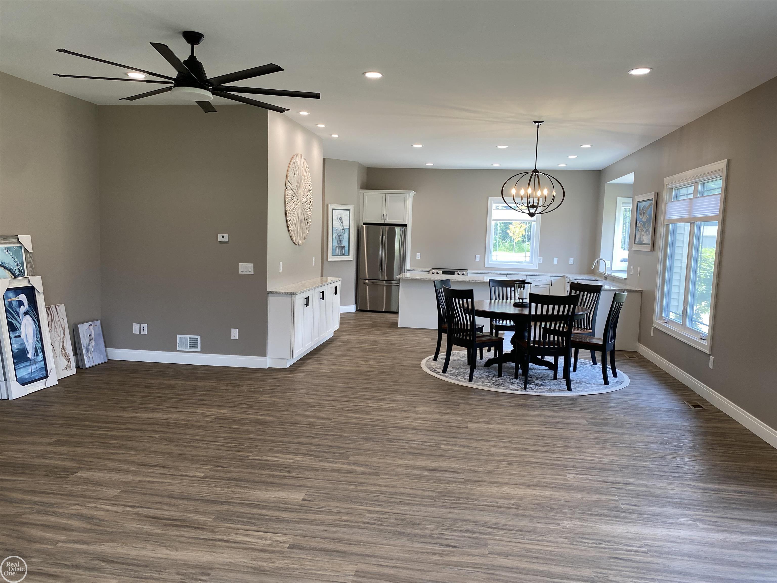 4271 Pine Grove Avenue Property Photo 9