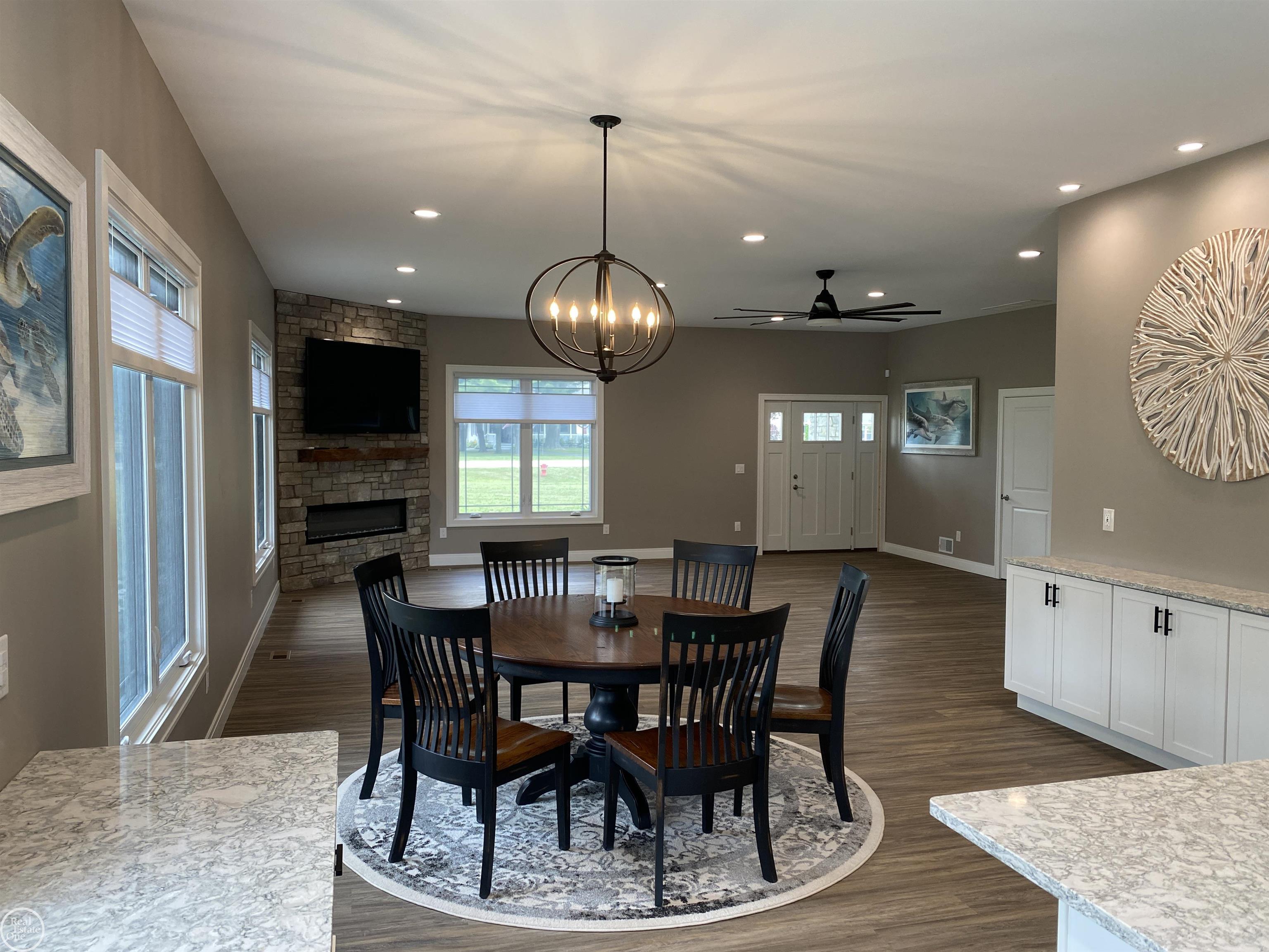 4271 Pine Grove Avenue Property Photo 10